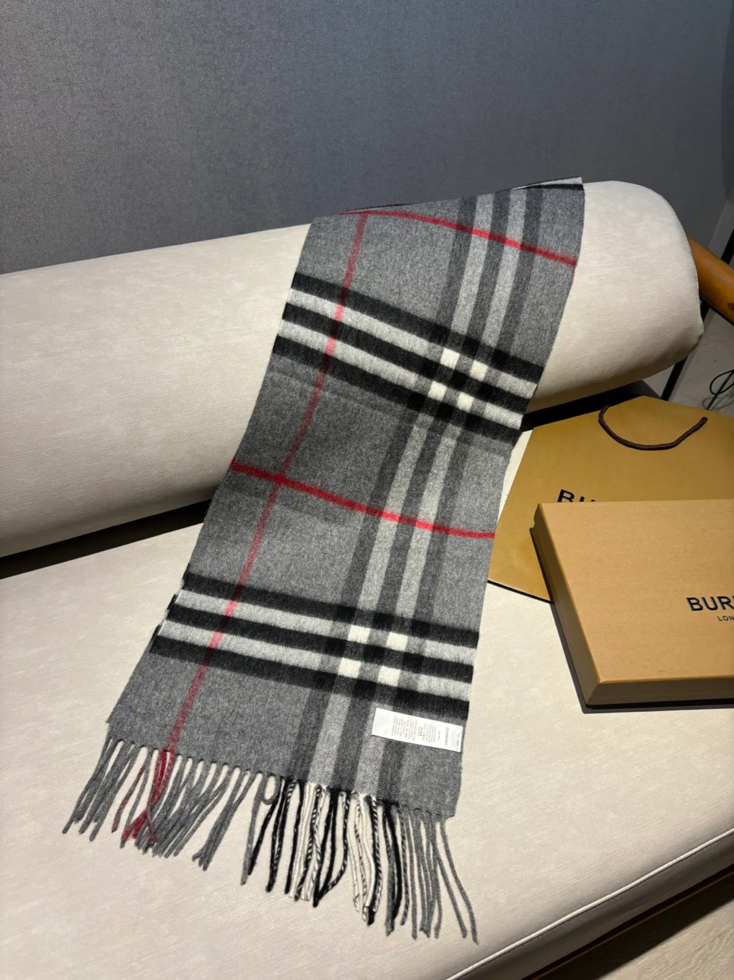 Шарфы Burberry 18507485