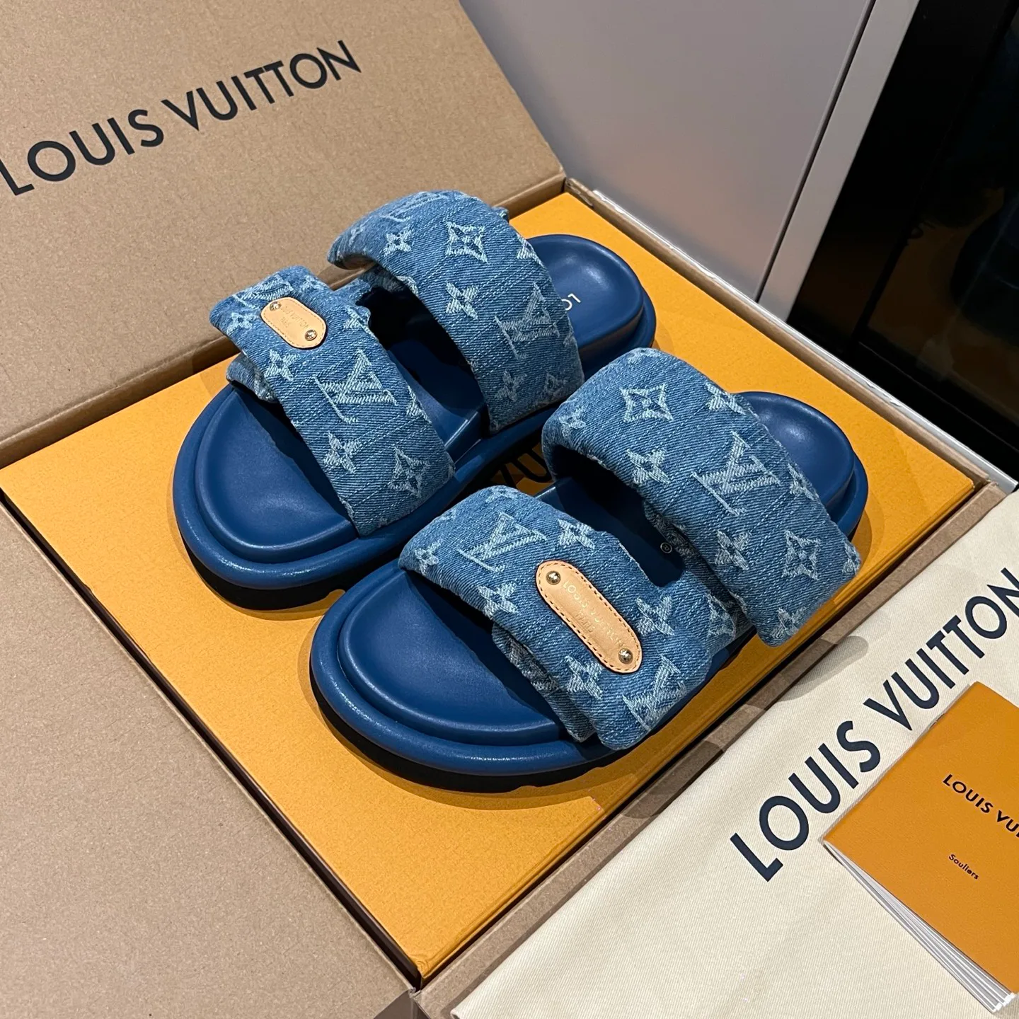 Шлепанцы Женские Louis Vuitton 17608427