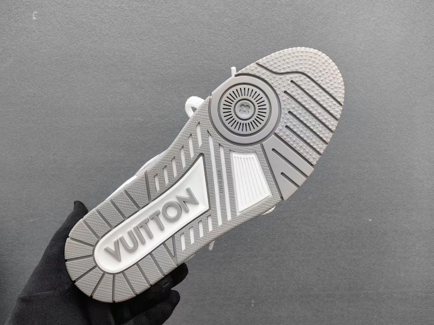 Кроссовки Женские Louis Vuitton 13130440