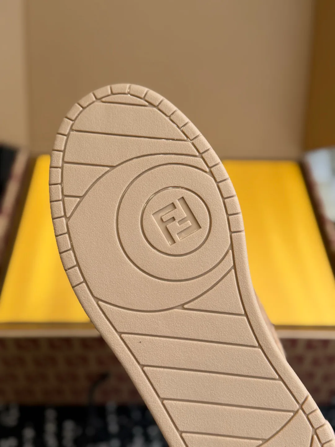 Кроссовки Женские Fendi 18660783