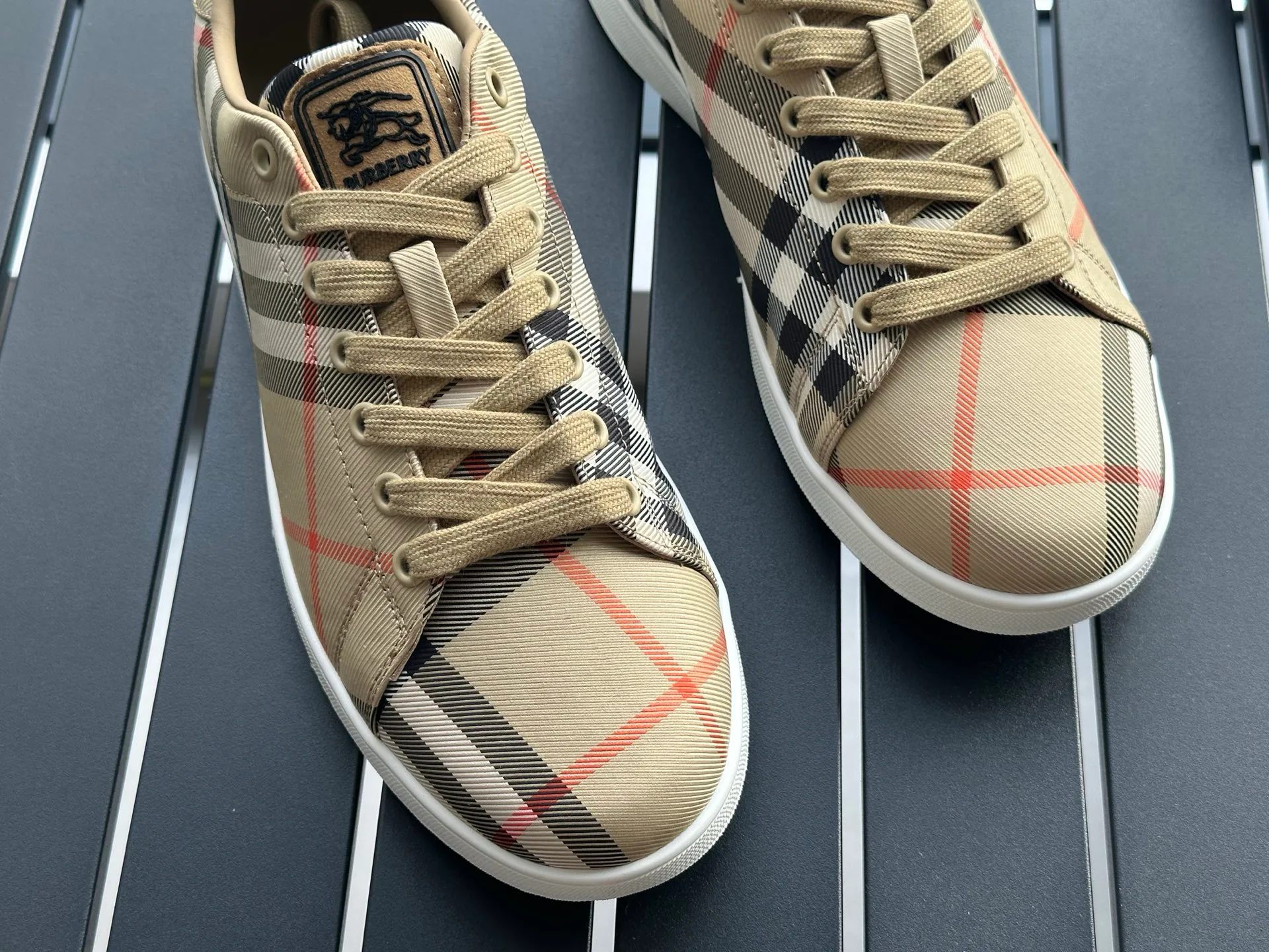 Кроссовки Женские Burberry 17420312