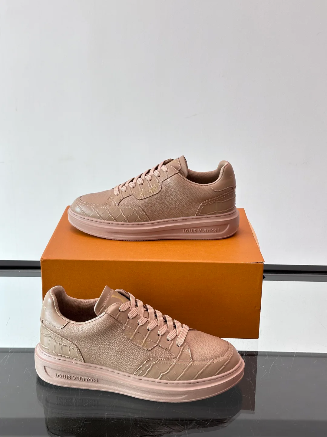 Кроссовки Женские Louis Vuitton 18400578