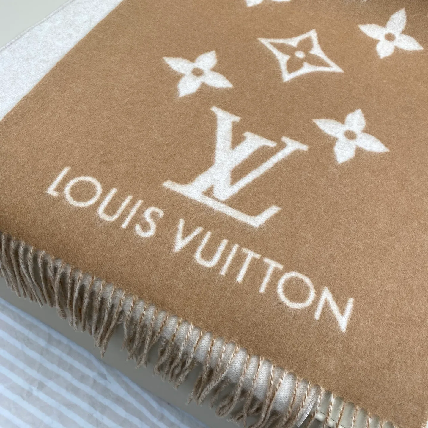 Шарфы Louis Vuitton 18105570