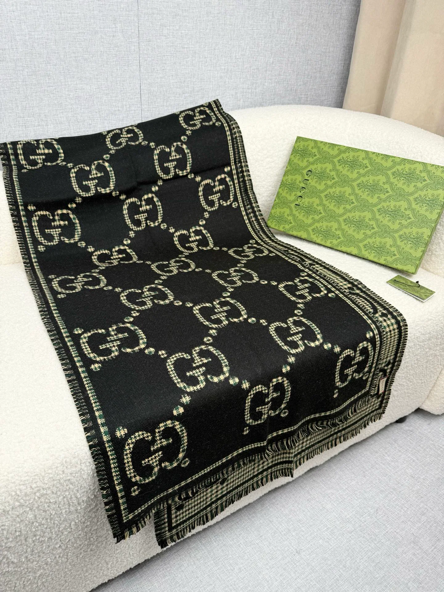 Шарфы Gucci 18675817