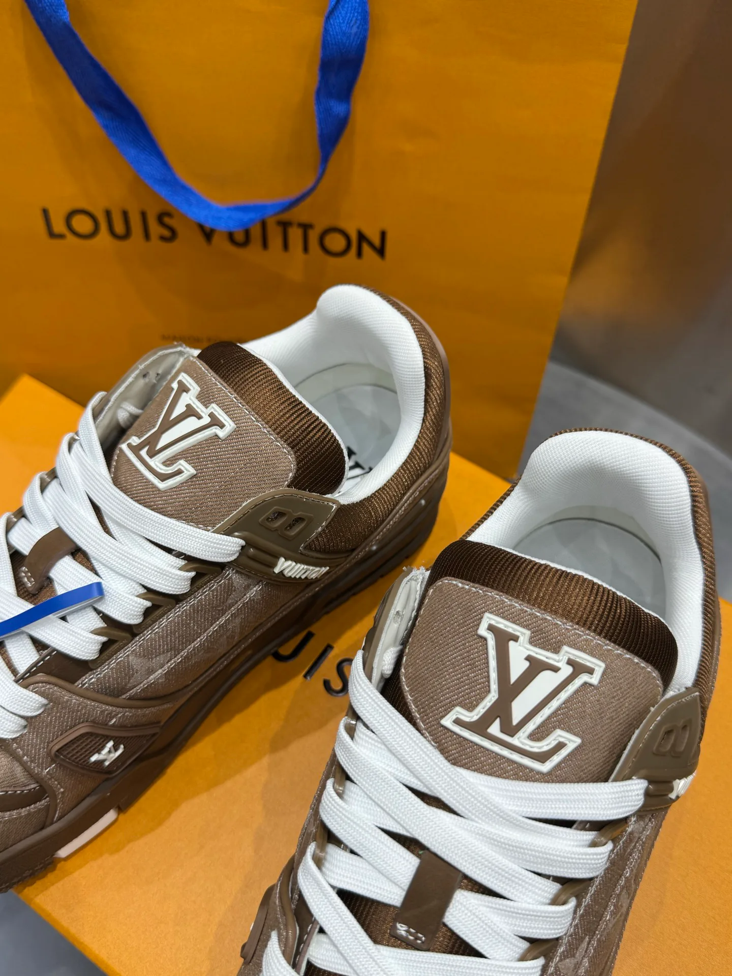 Кроссовки Женские Louis Vuitton 19073341