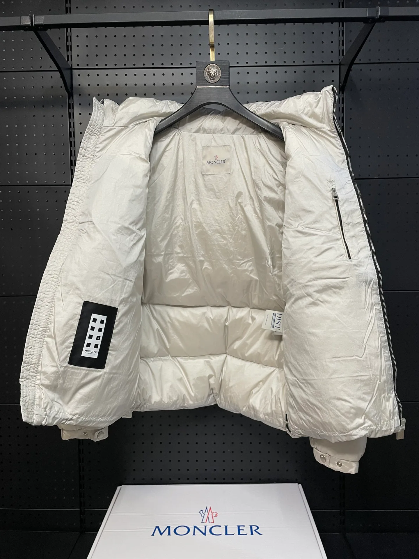 Куртки И Пуховики Мужские Moncler 384111