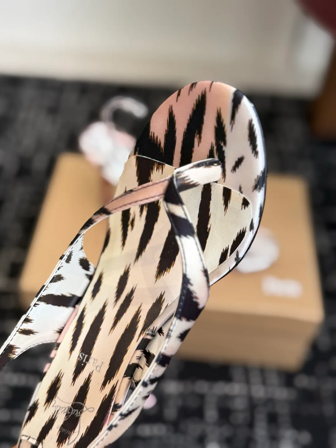 Босоножки Женские Christian Louboutin 18843459