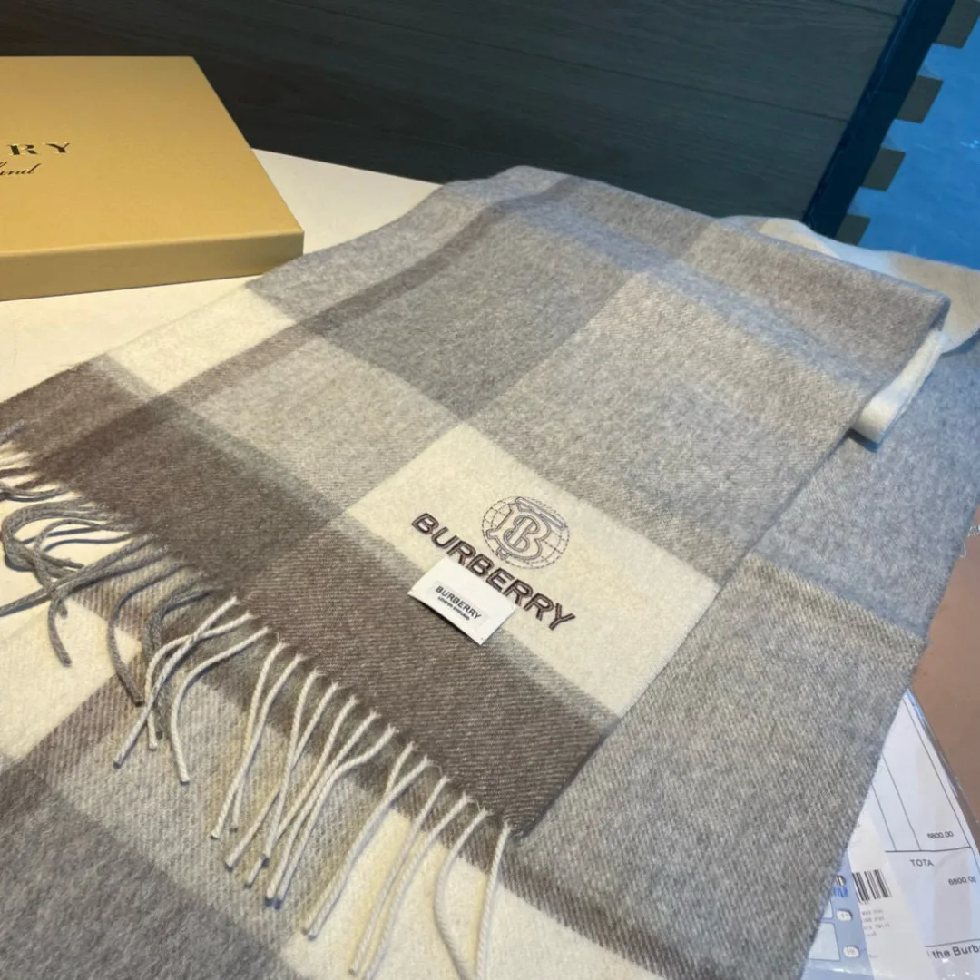 Шарфы Burberry 18449887