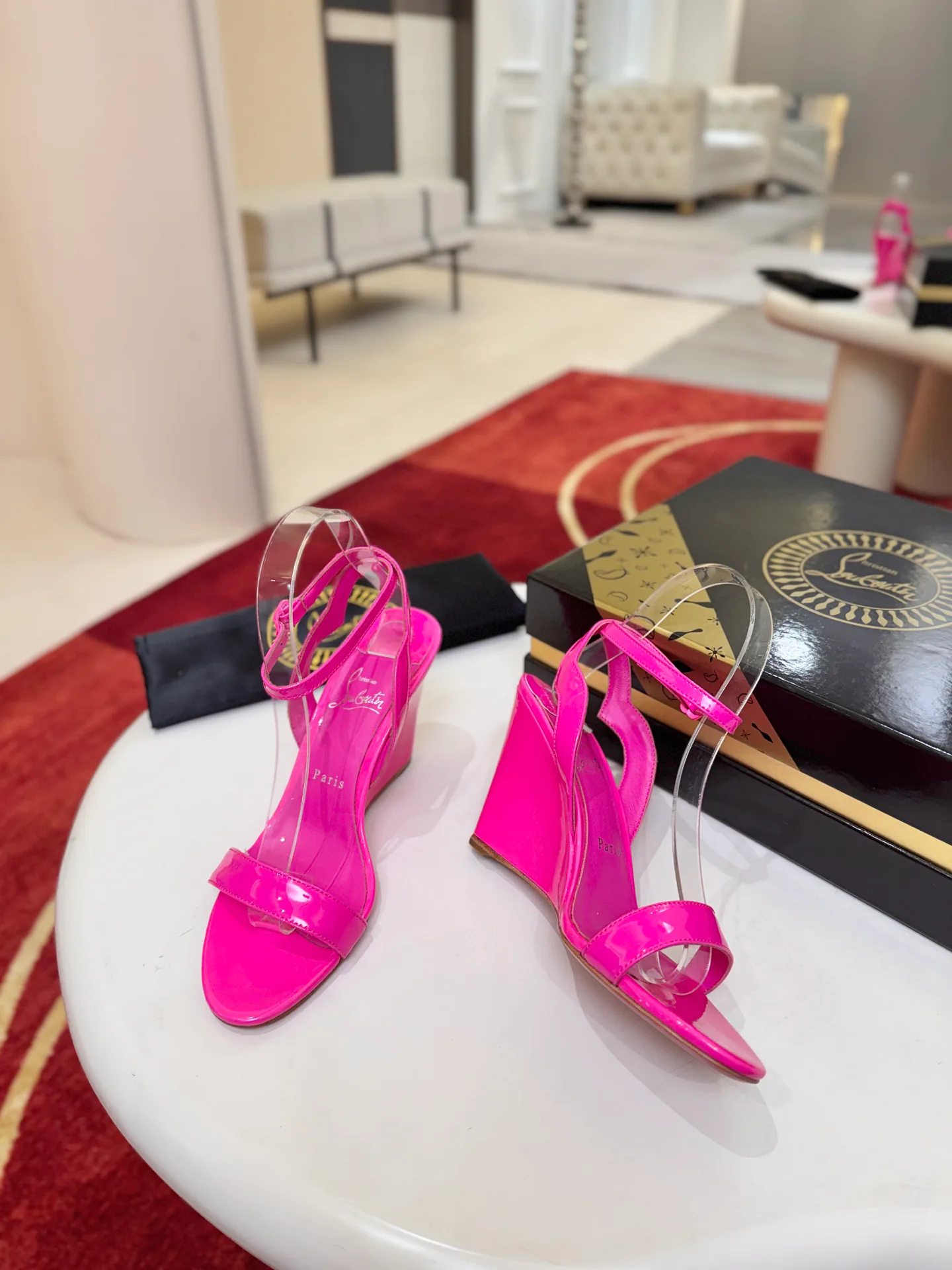 Босоножки Женские Christian Louboutin 18500924