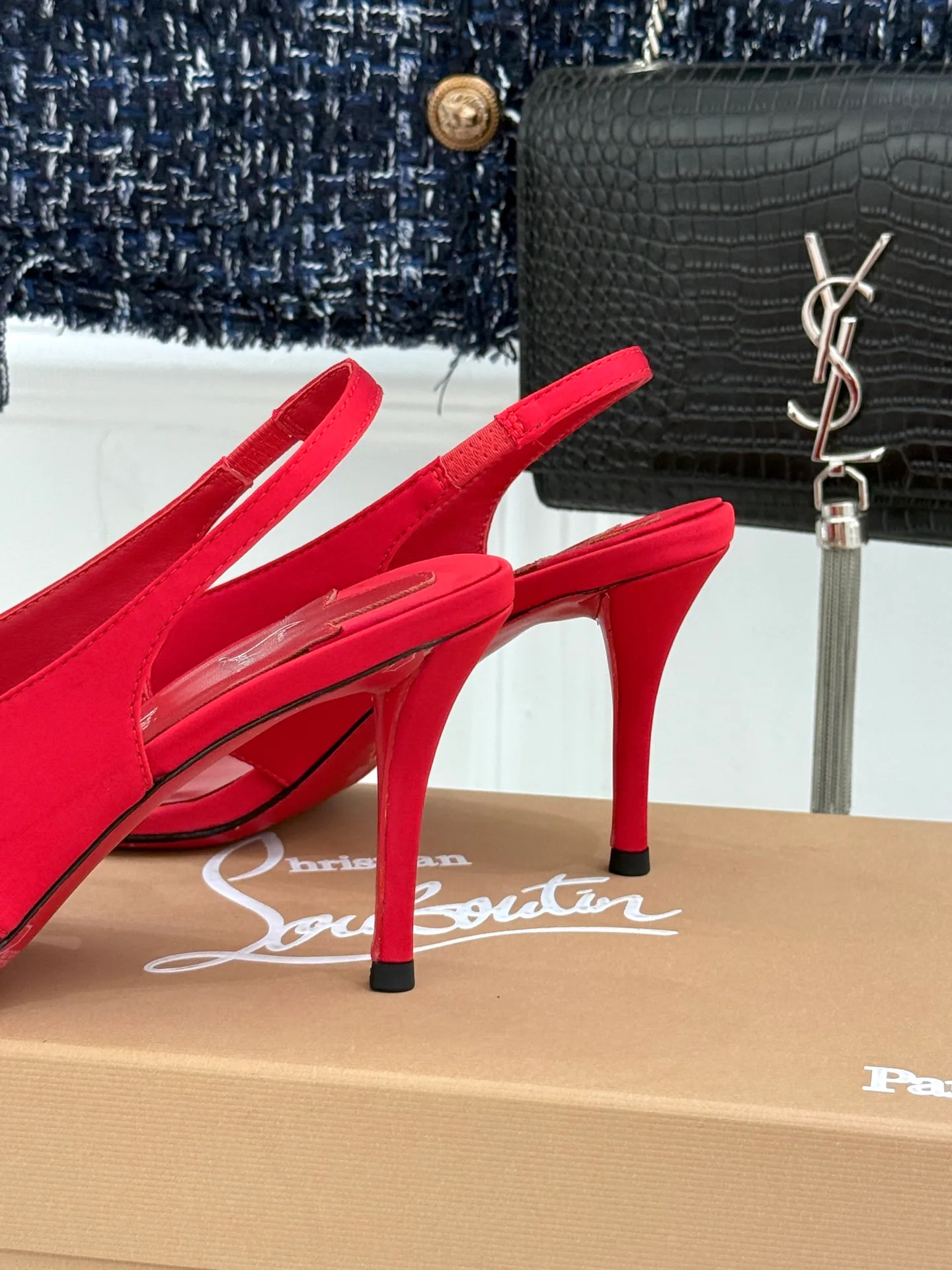 Босоножки Женские Christian Louboutin 18575746