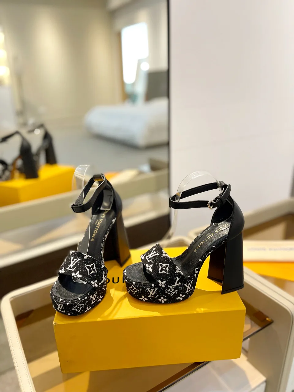 Босоножки Женские Louis Vuitton 17946836