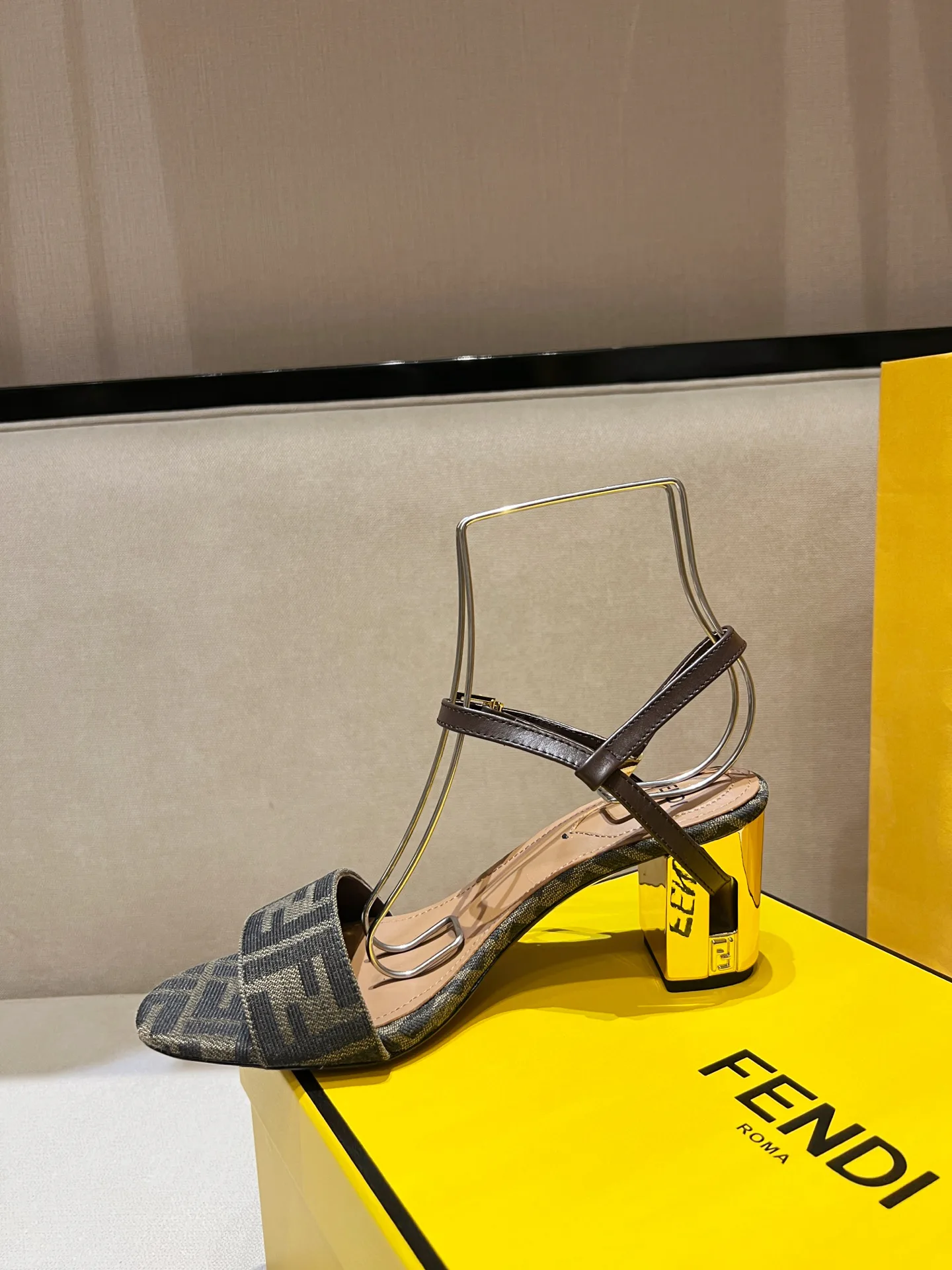 Босоножки Женские Fendi 9288981