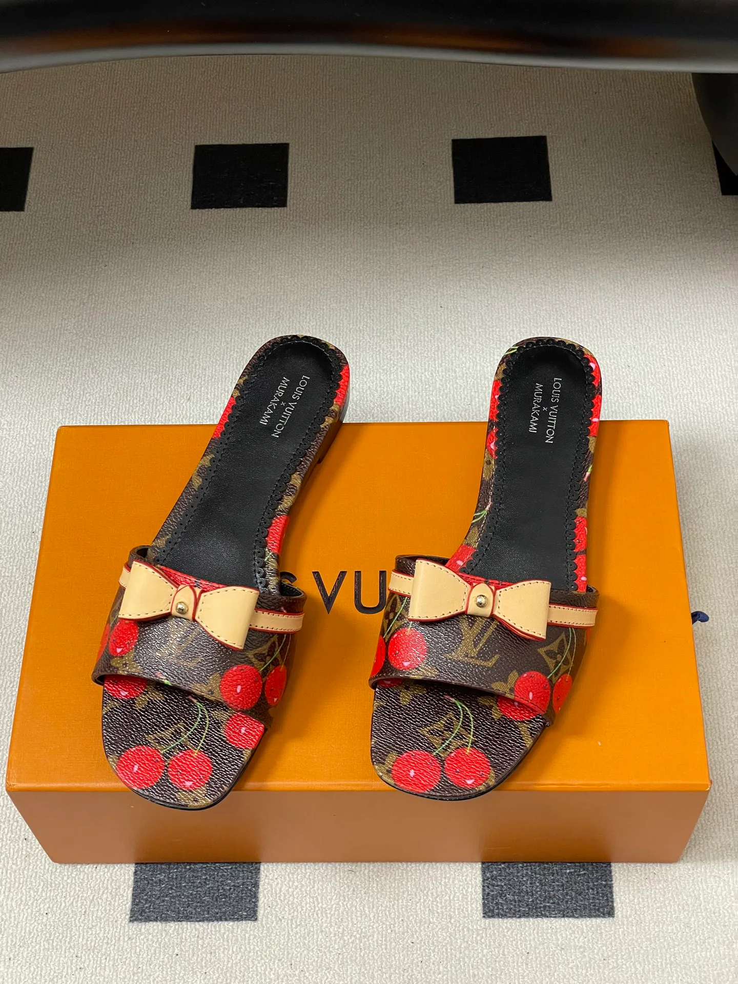 Шлепанцы Женские Louis Vuitton 3361685