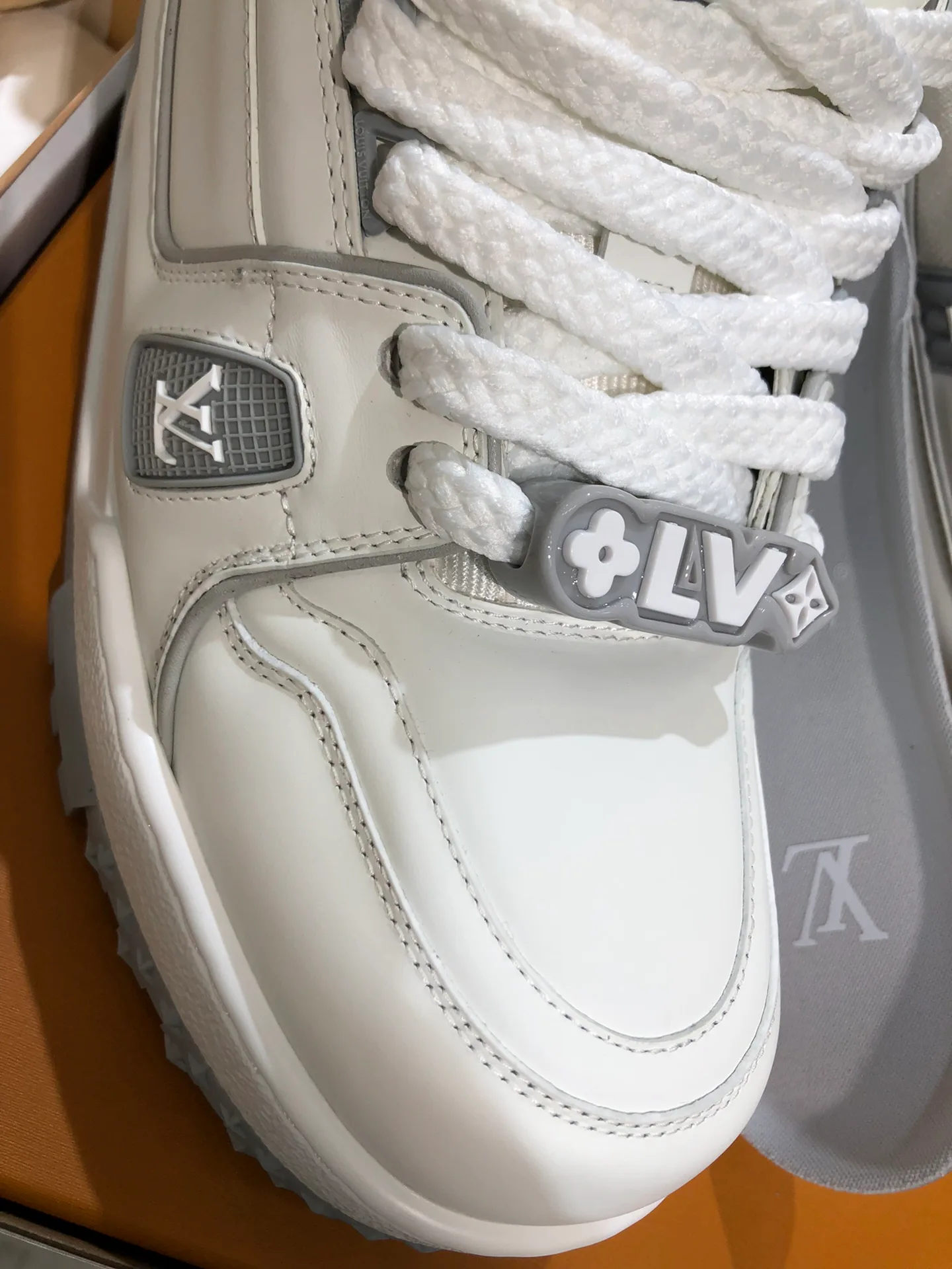 Кроссовки Женские Louis Vuitton 11073692
