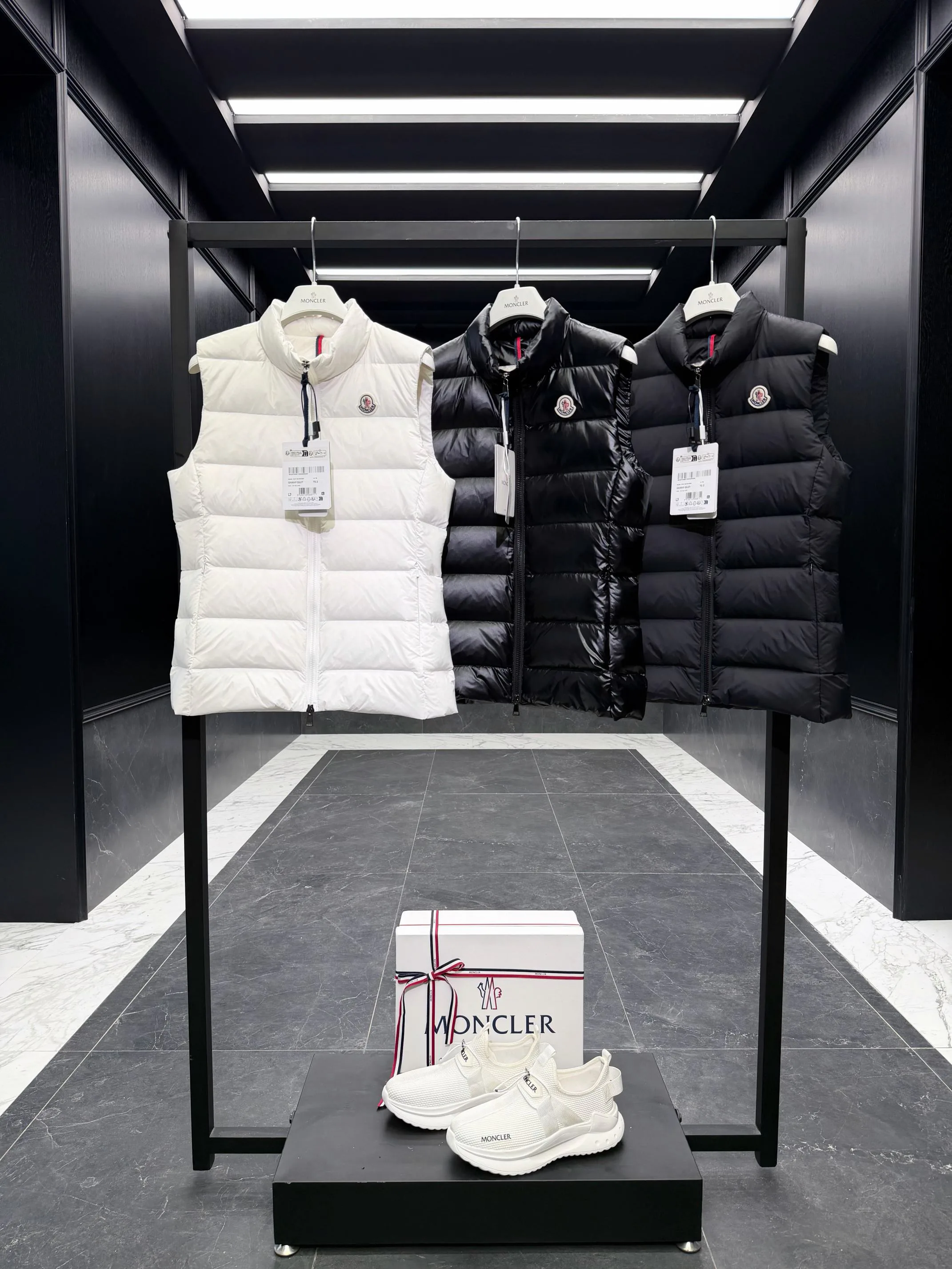 Жилеты Женские Moncler 18652221