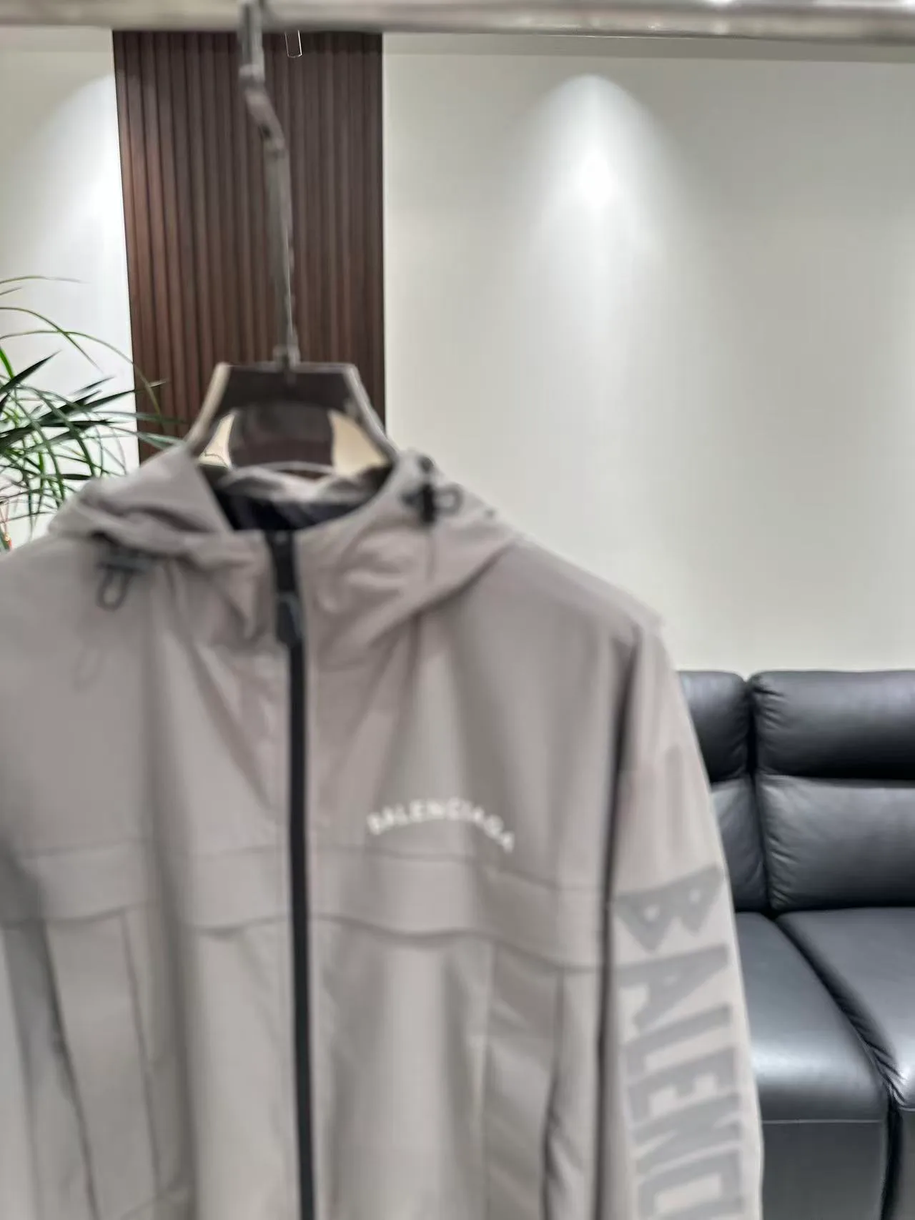Куртки И Пуховики Женские Balenciaga 17944124