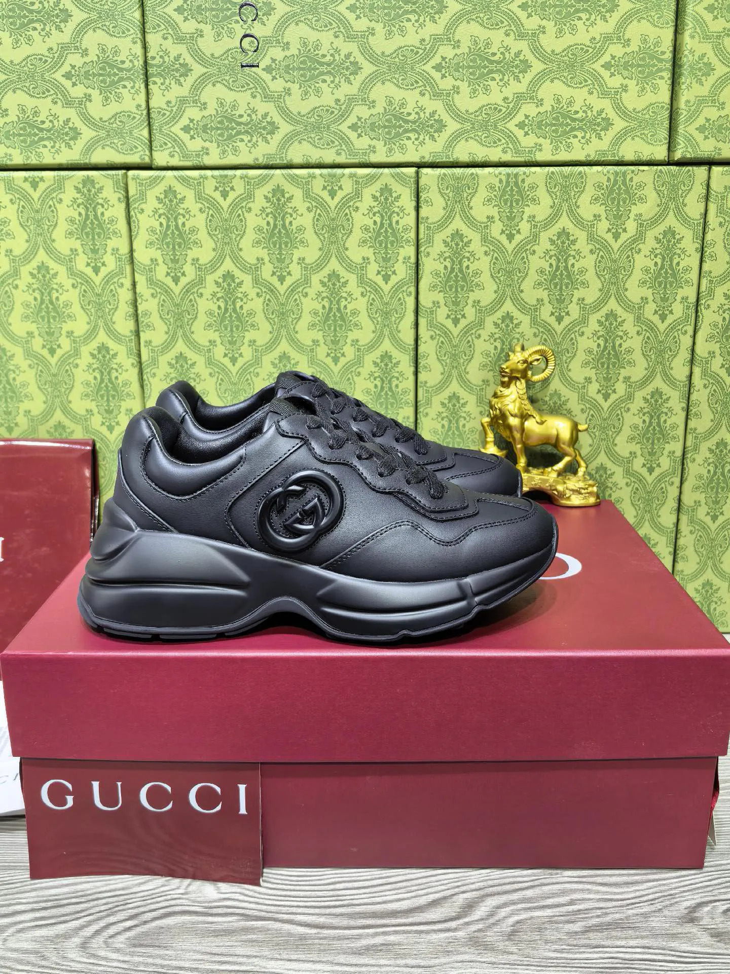 Кроссовки Женские Gucci 18039944