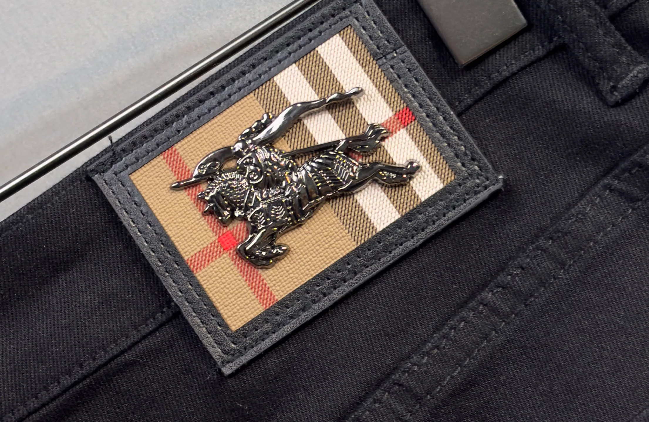 Джинсы Мужские Burberry 18098386