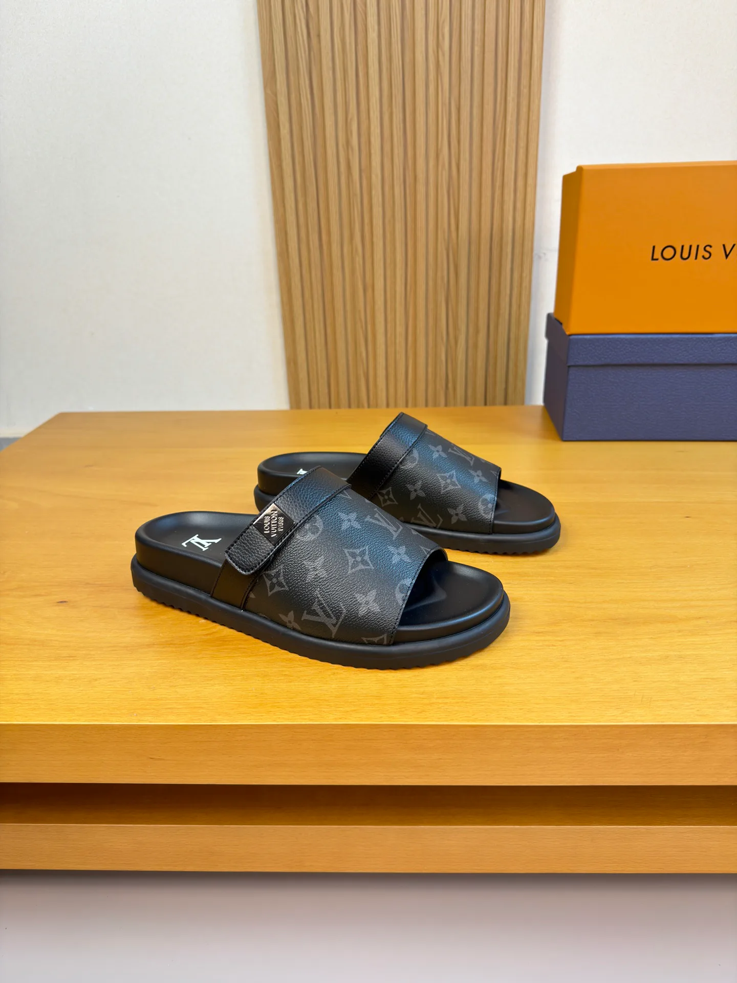 Шлепанцы Женские Louis Vuitton 11745534