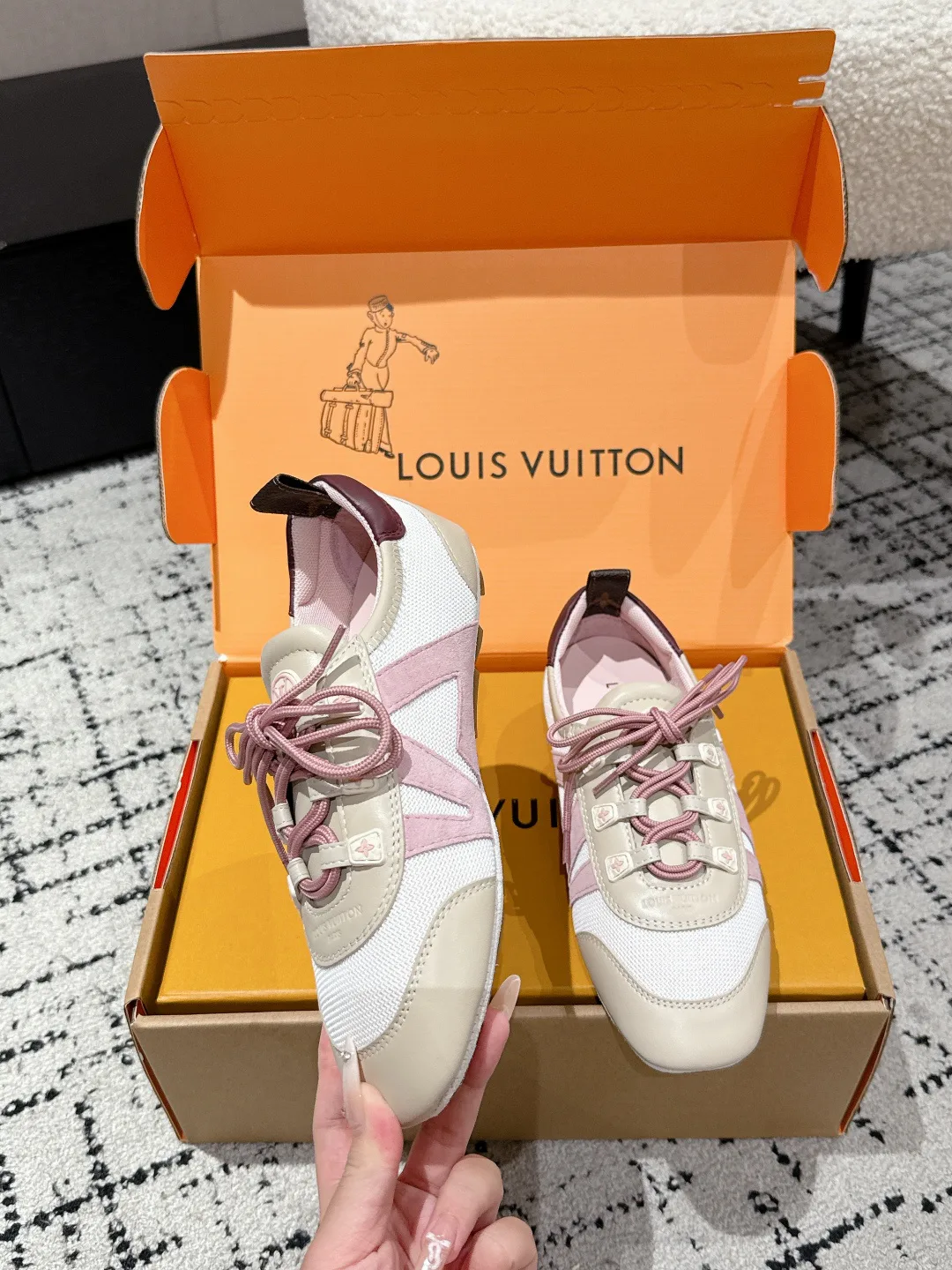 Кроссовки Женские Louis Vuitton 18409709