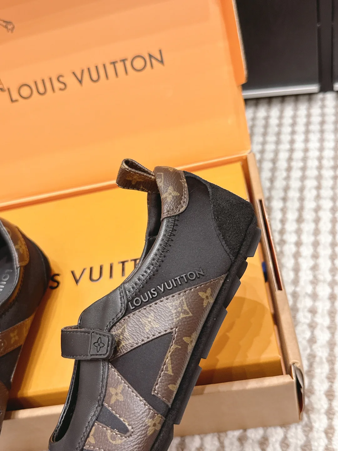 Кроссовки Женские Louis Vuitton 11518537