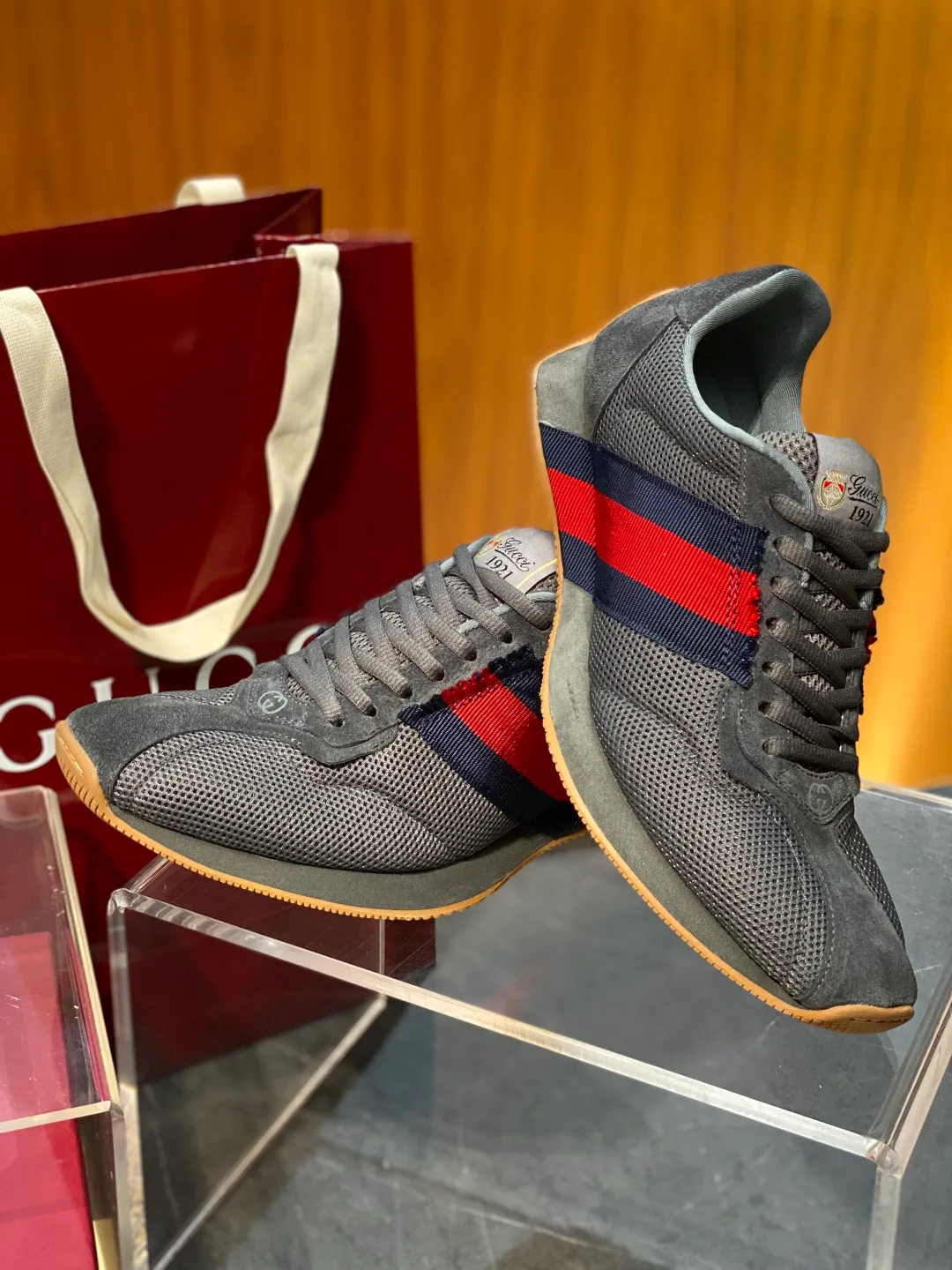 Кроссовки Женские Gucci 18119355