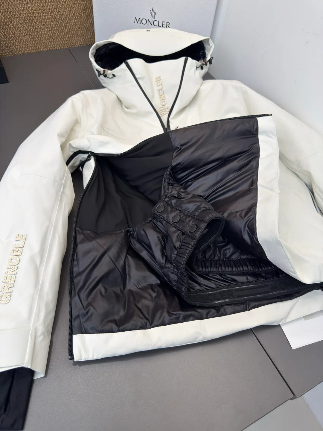 Куртки И Пуховики Женские Moncler 19580631