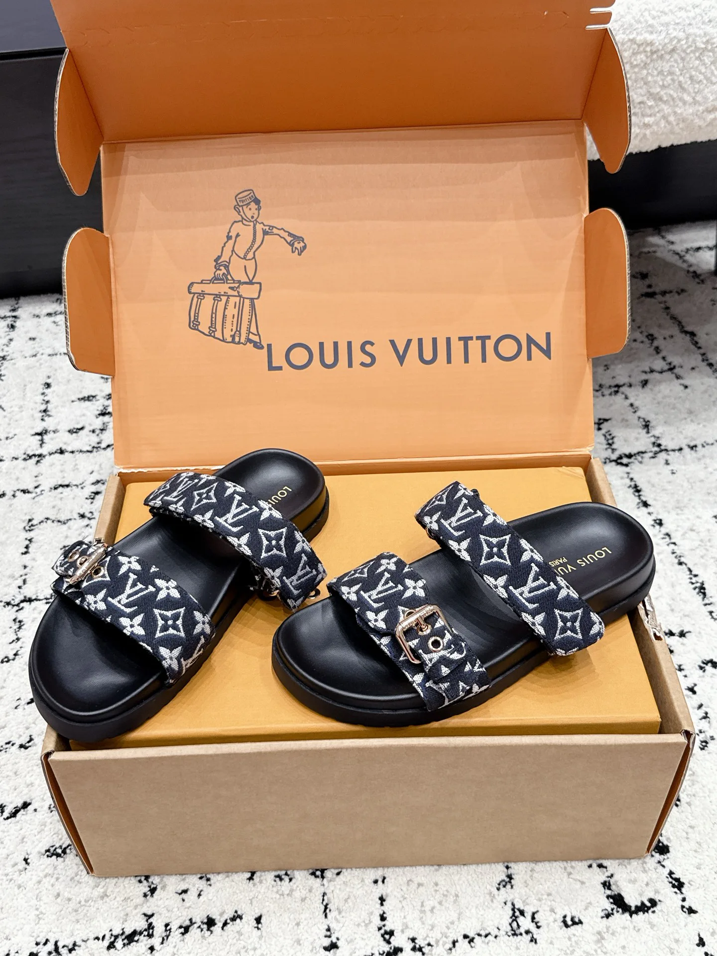 Шлепанцы Женские Louis Vuitton 17522814