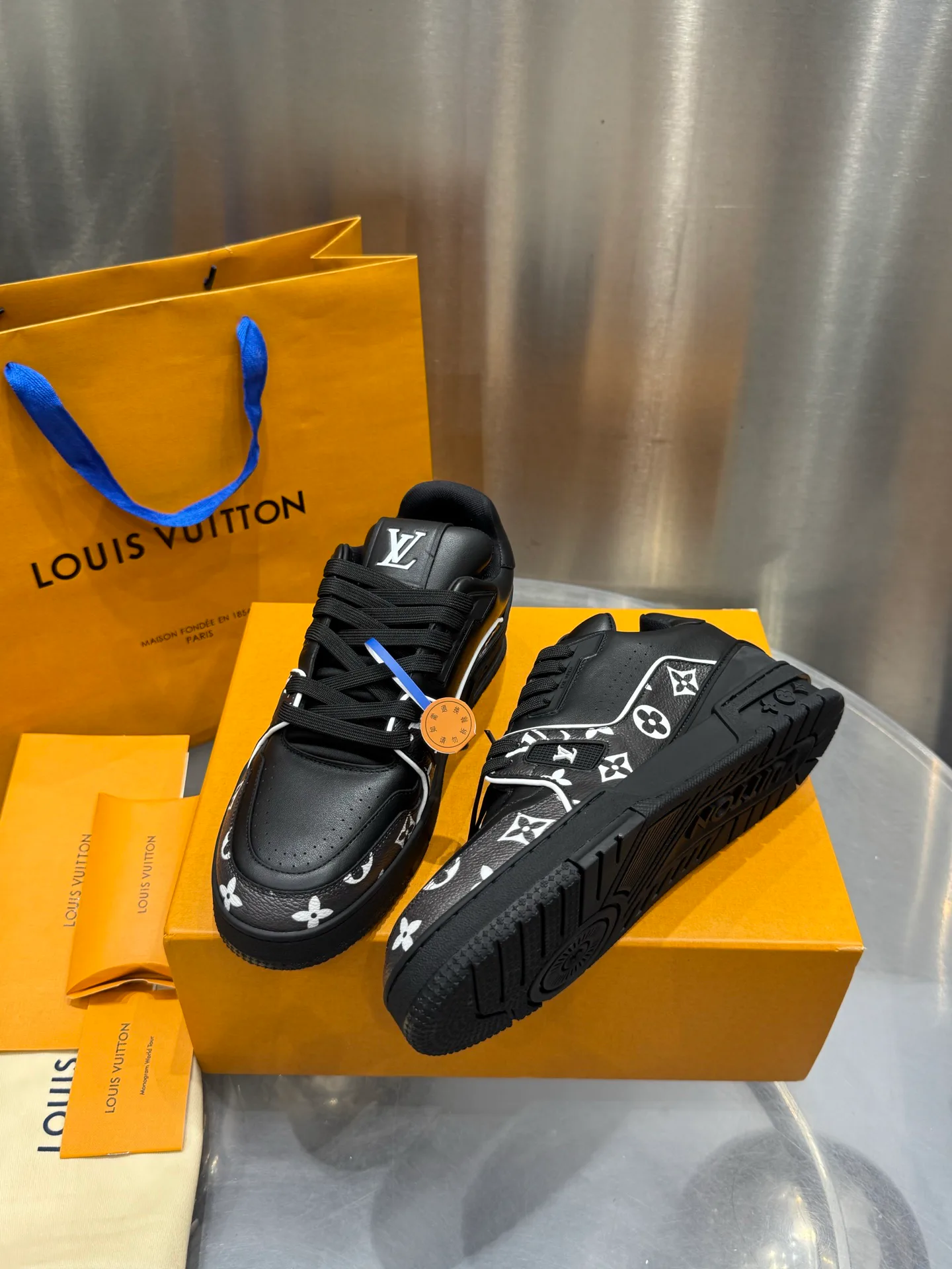 Кроссовки Женские Louis Vuitton 19073337