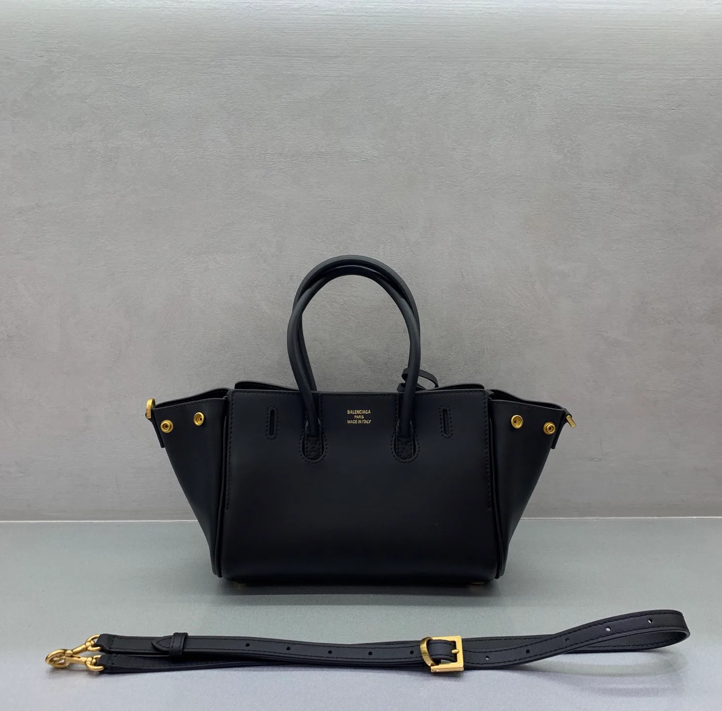 Классические Сумки Женские Balenciaga 18205732