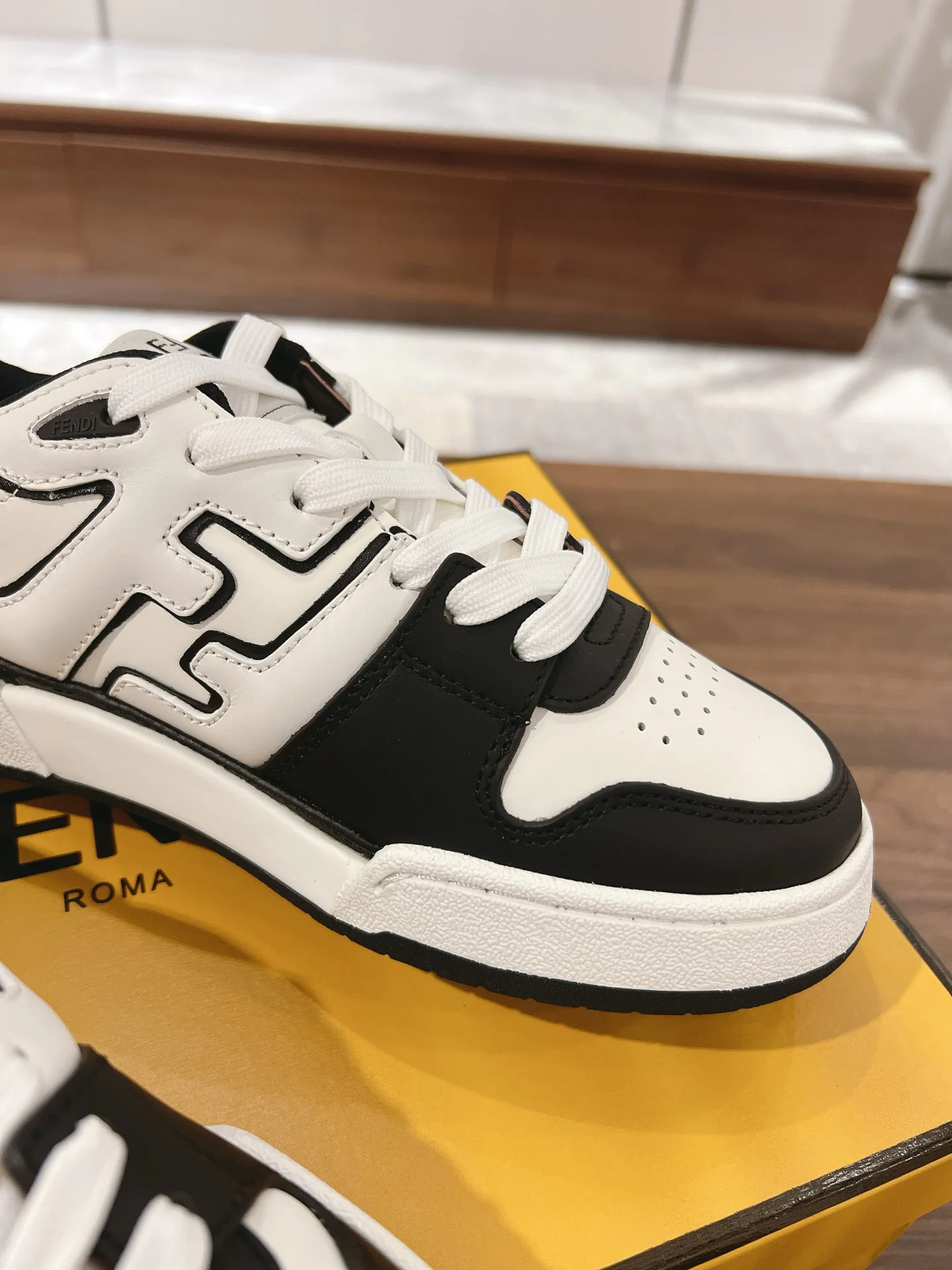 Кроссовки Женские Fendi 18219551