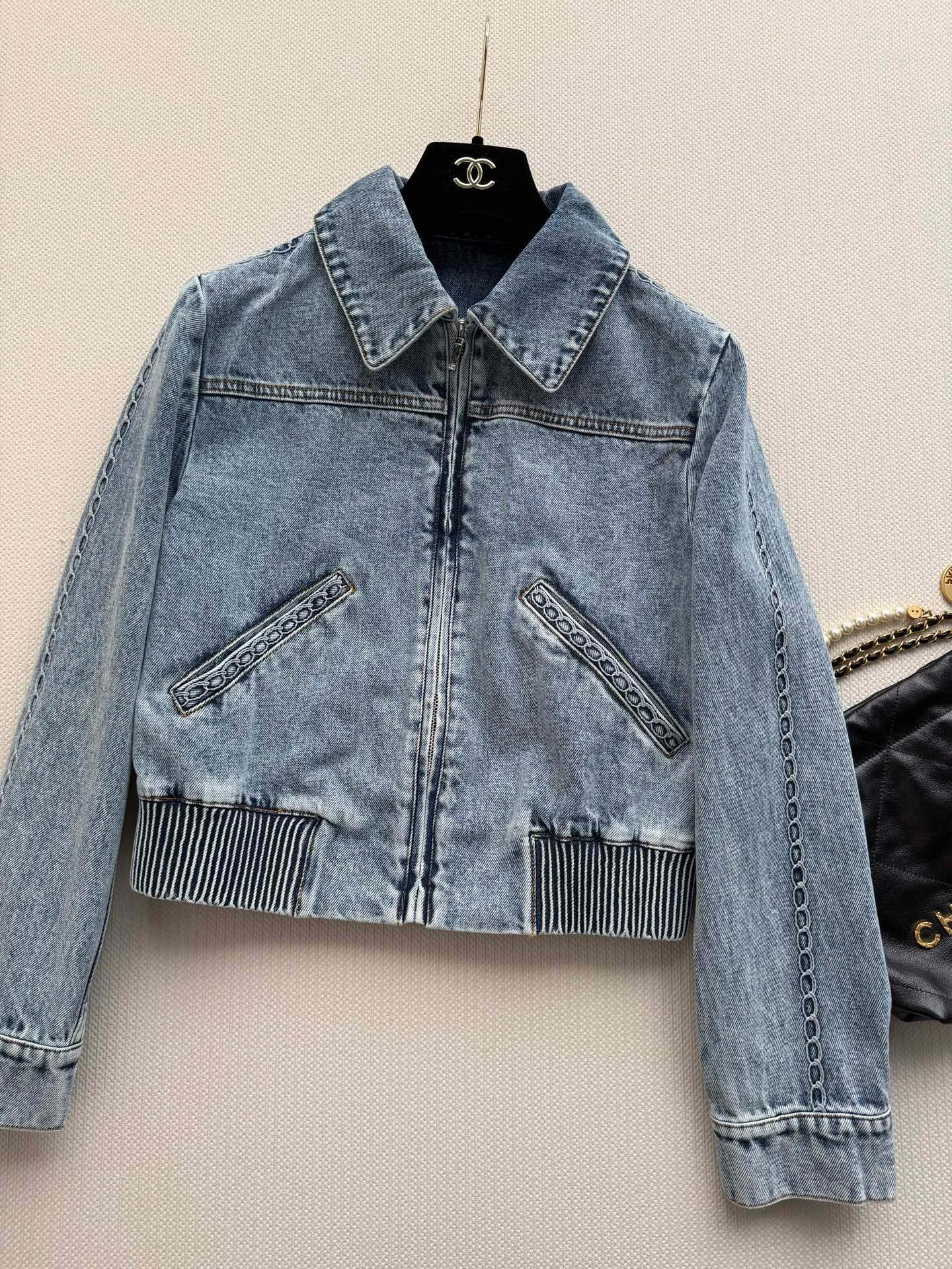 Куртки И Пуховики Женские Chanel 17129391
