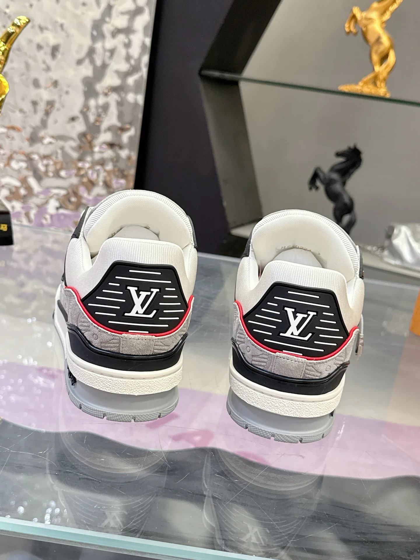 Кроссовки Женские Louis Vuitton 17930925