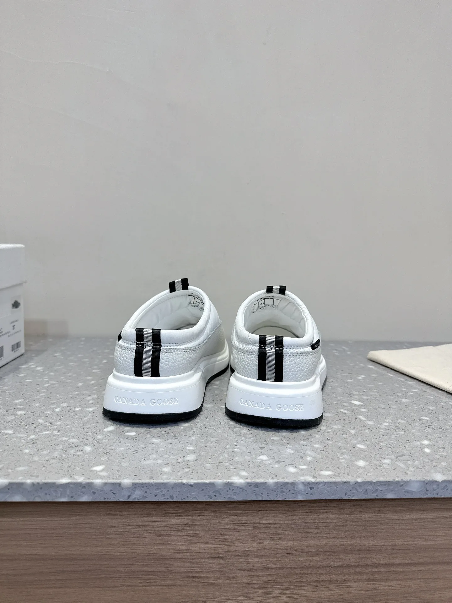 Кроссовки Женские Canada Goose 7983