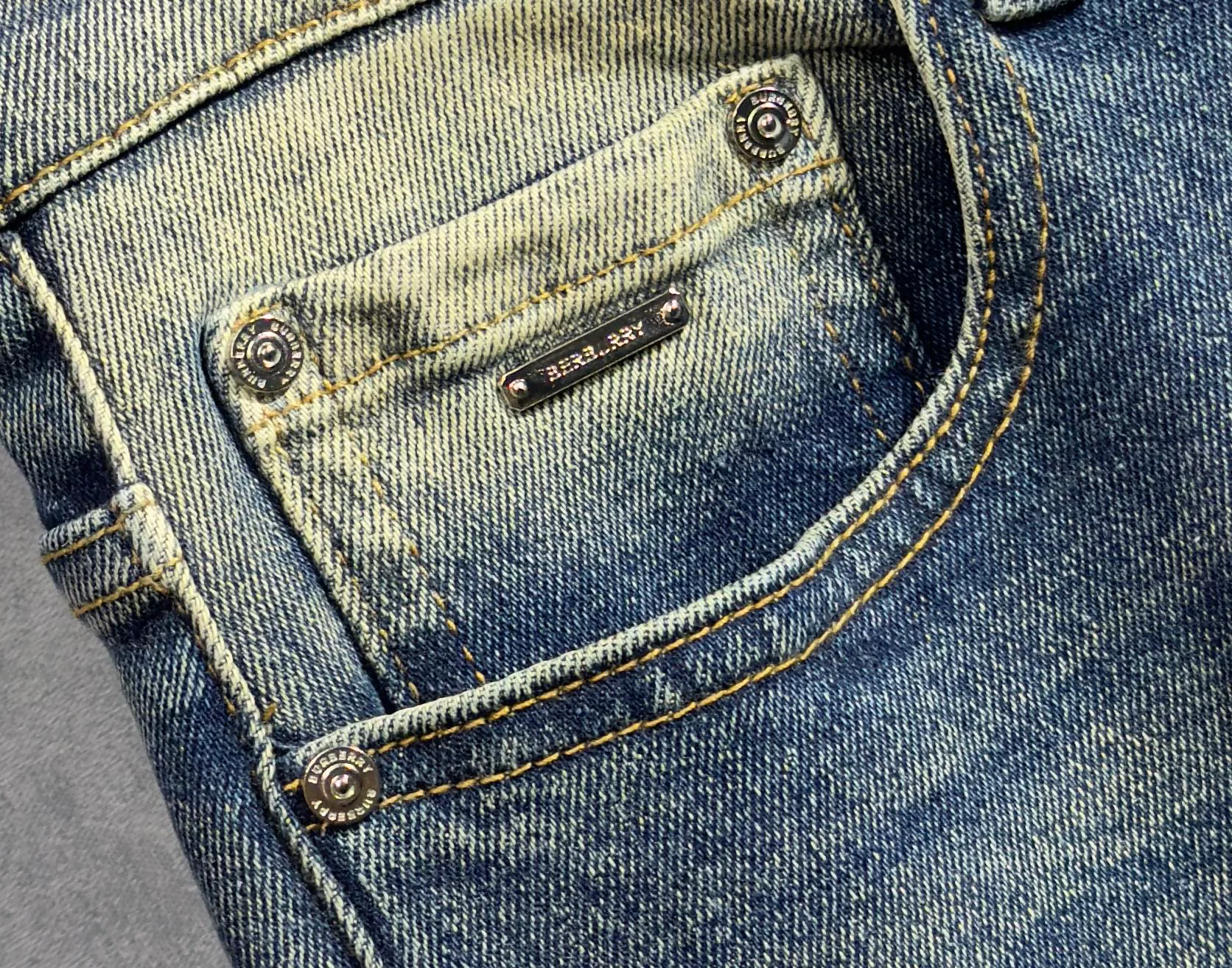 Джинсы Мужские Burberry 18098354
