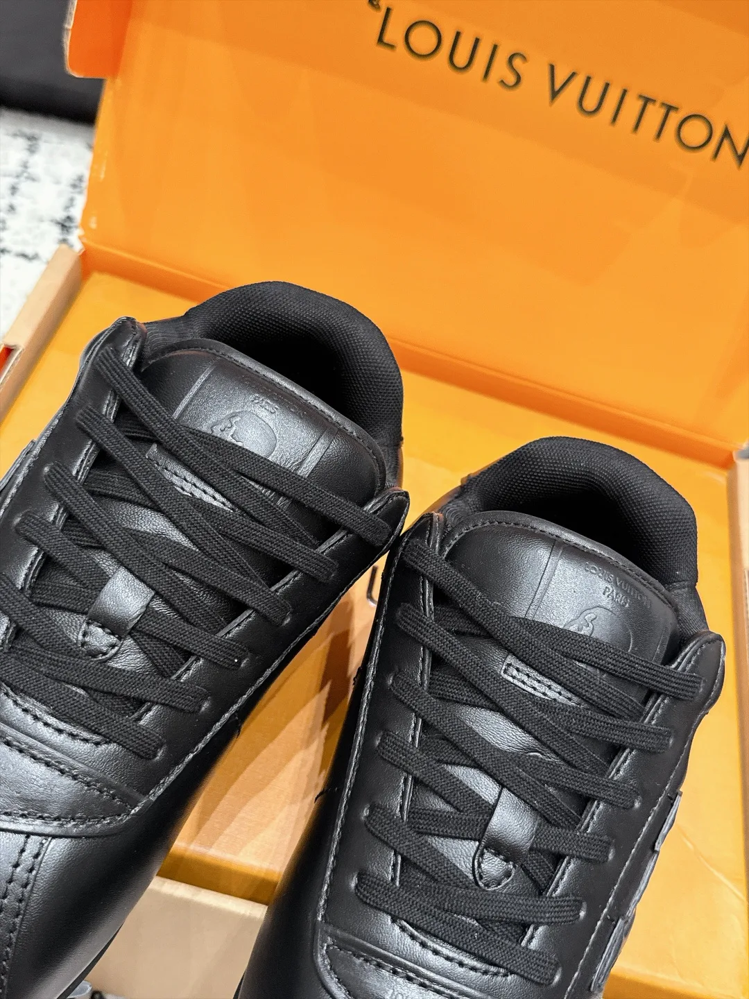 Кроссовки Женские Louis Vuitton 18406483
