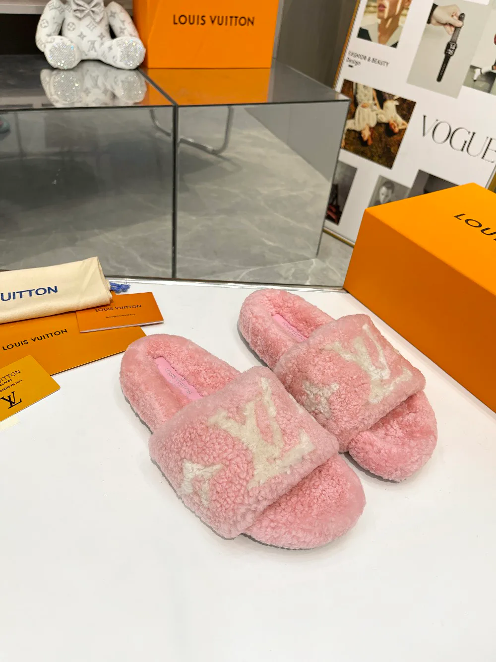 Тапочки Женские Louis Vuitton 18366837