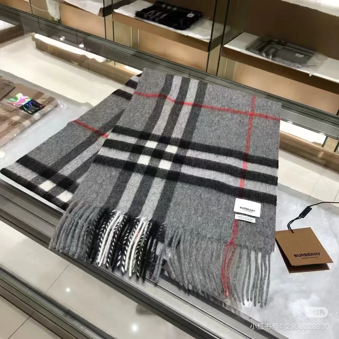 Шарфы Burberry 18449908