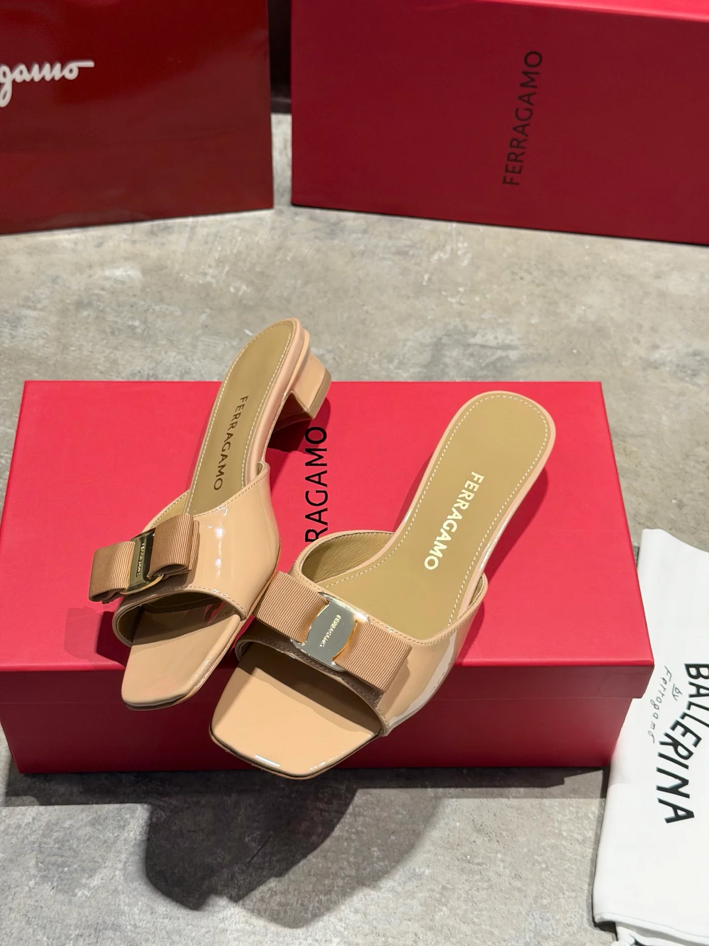 Босоножки Женские Salvatore Ferragamo 17642569