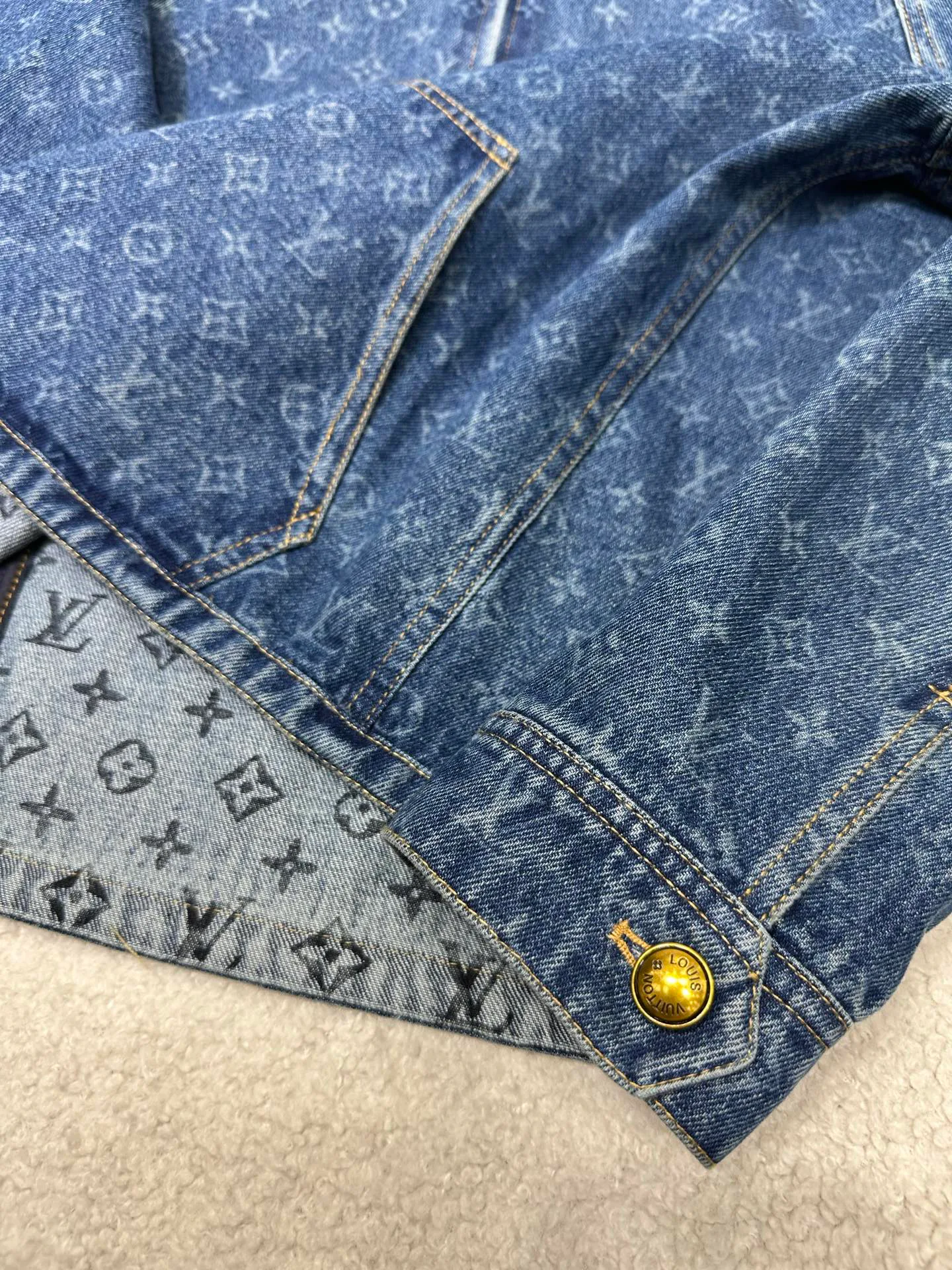 Куртки И Пуховики Женские Louis Vuitton 18483794