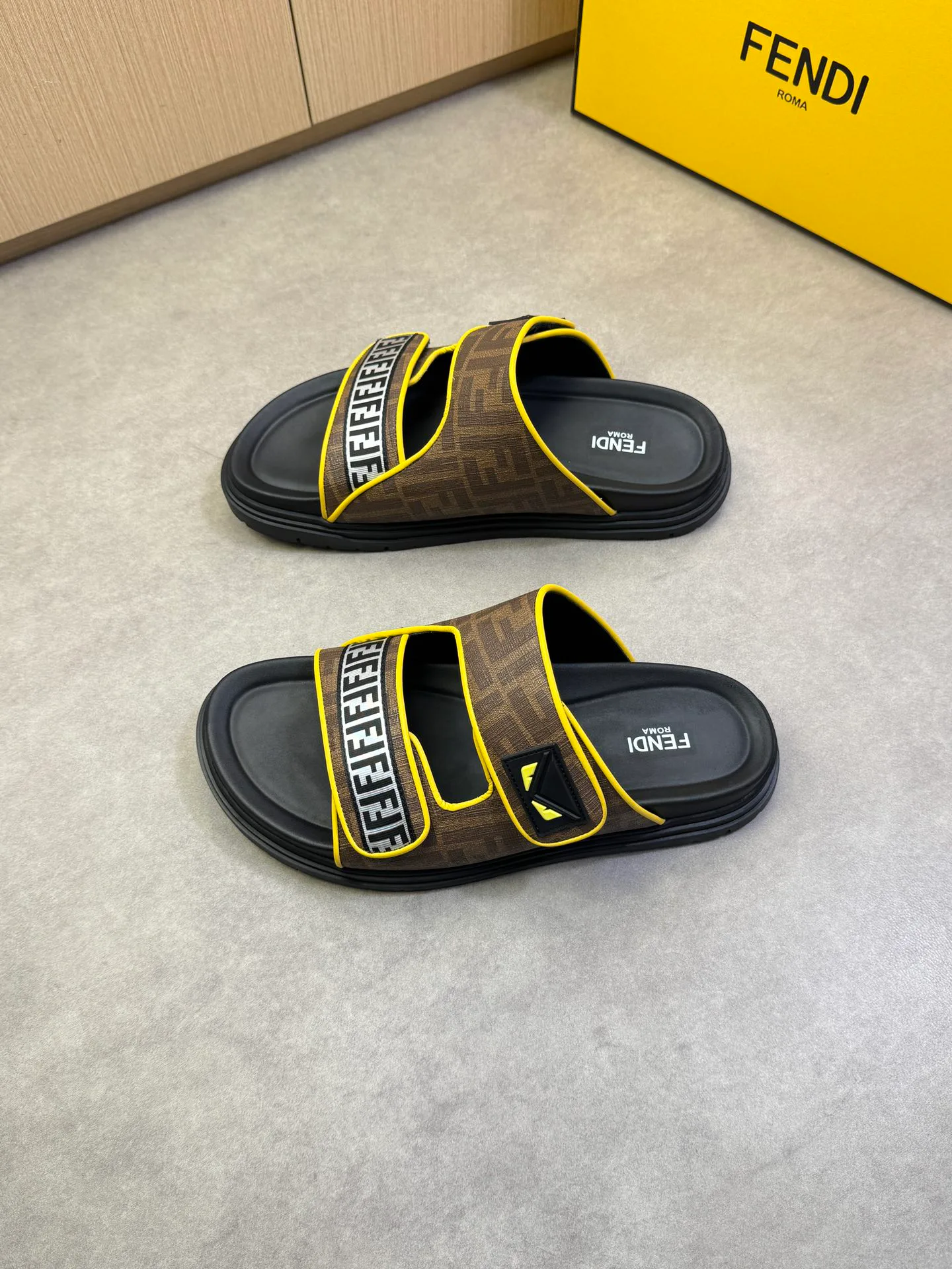 Шлепанцы Женские Fendi 10792179