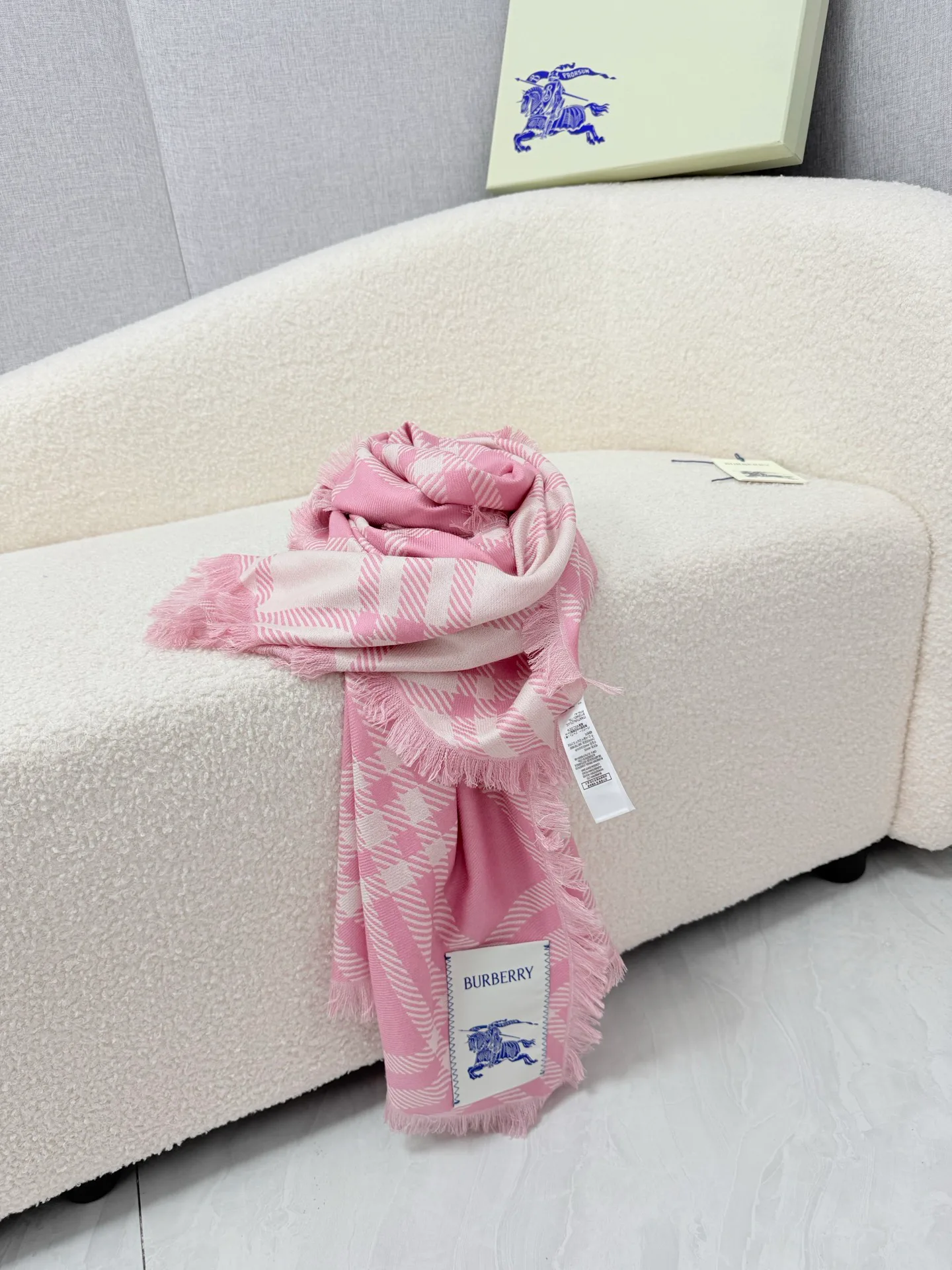Шарфы Burberry 18322315