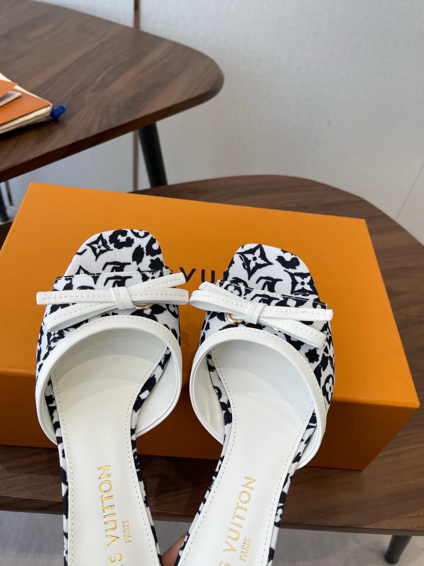 Босоножки Женские Louis Vuitton 12880770