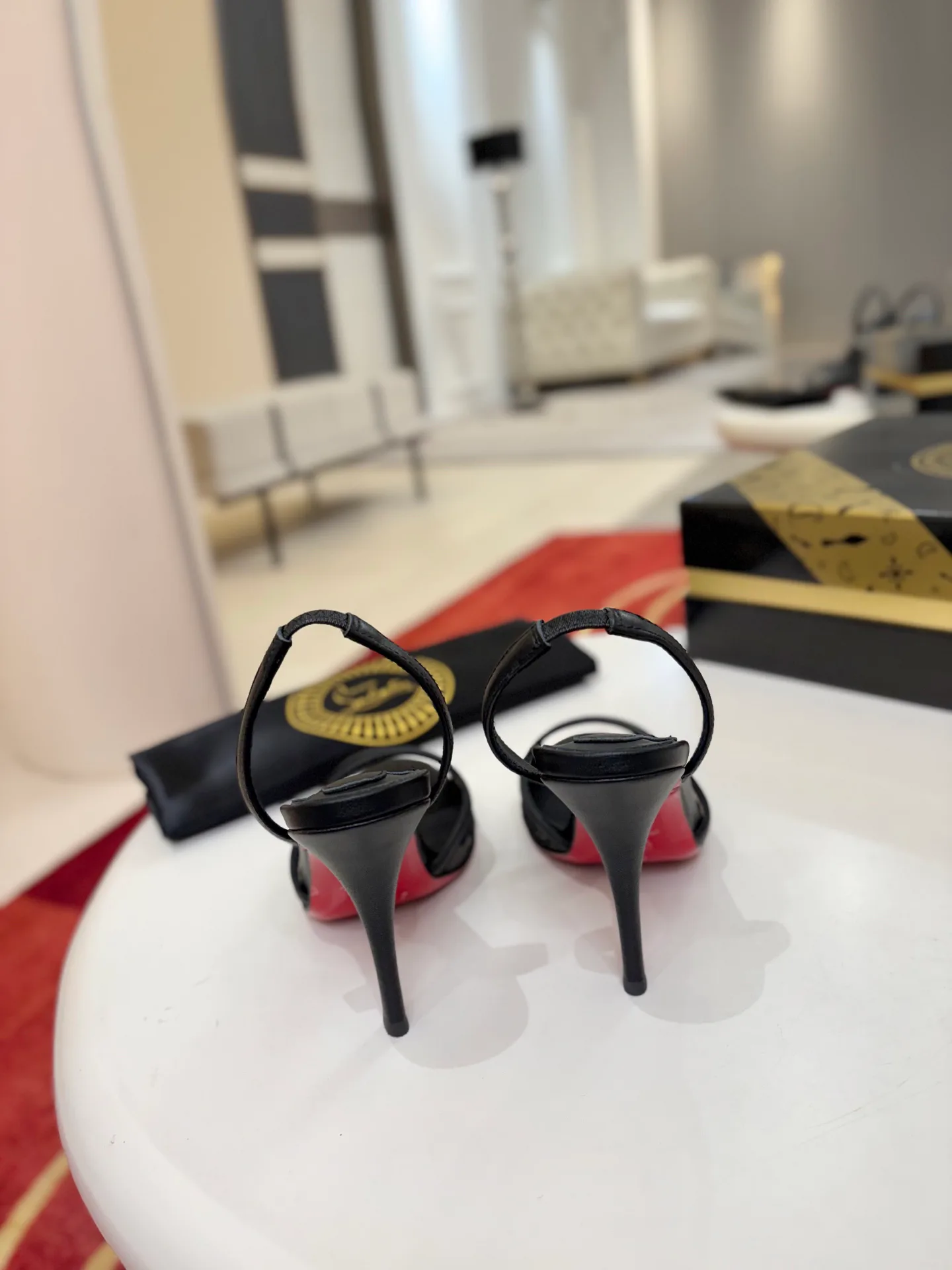 Босоножки Женские Christian Louboutin 19581788