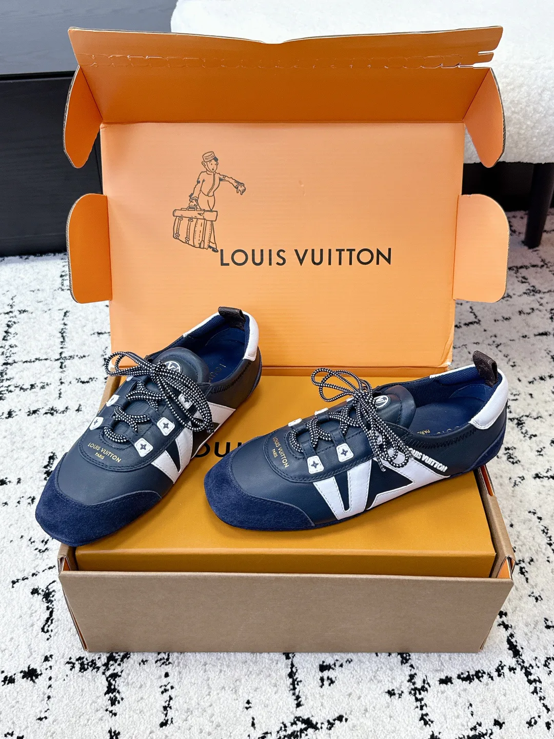 Кроссовки Женские Louis Vuitton 18409670