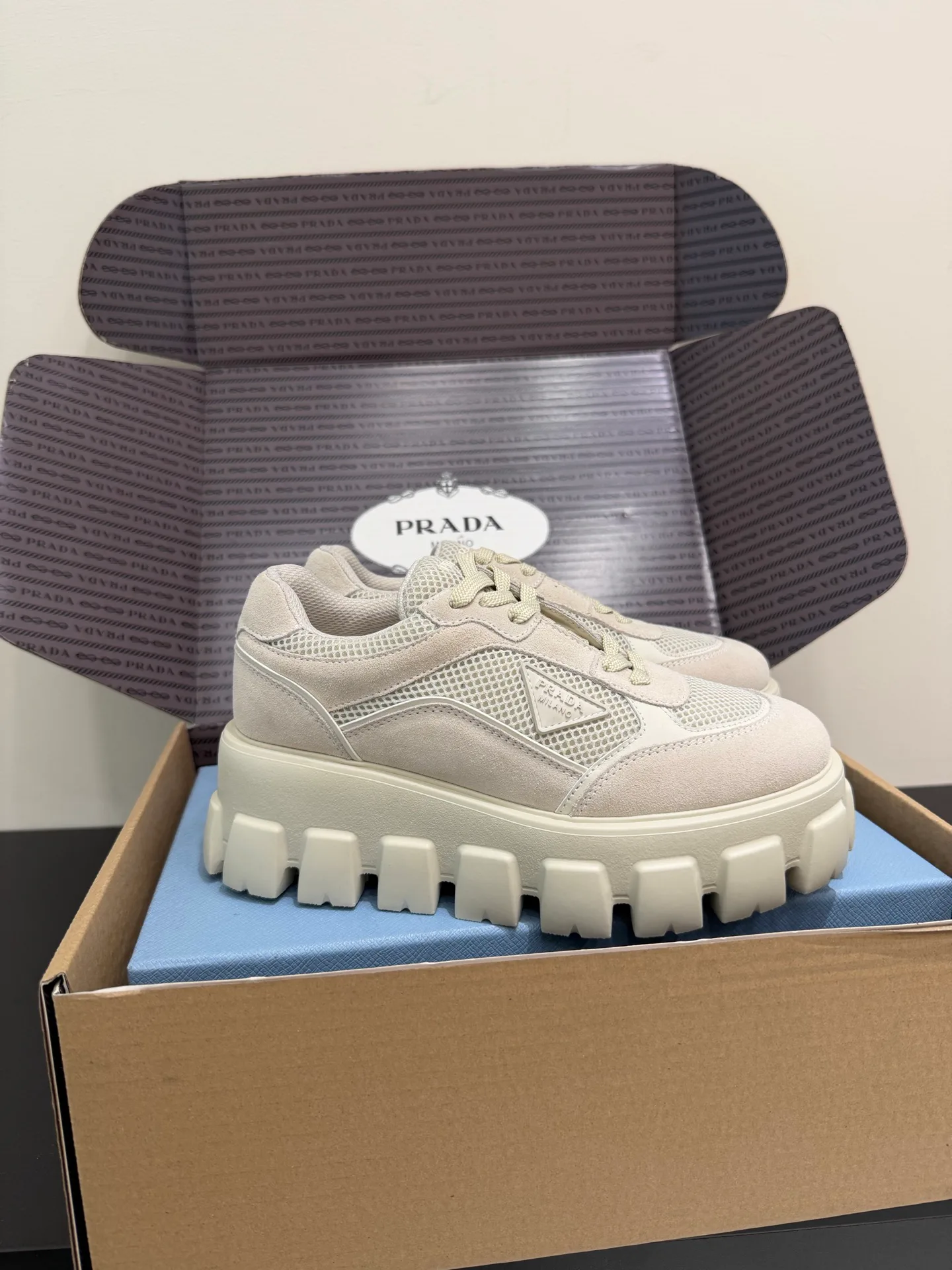 Кроссовки Женские Prada 18959244