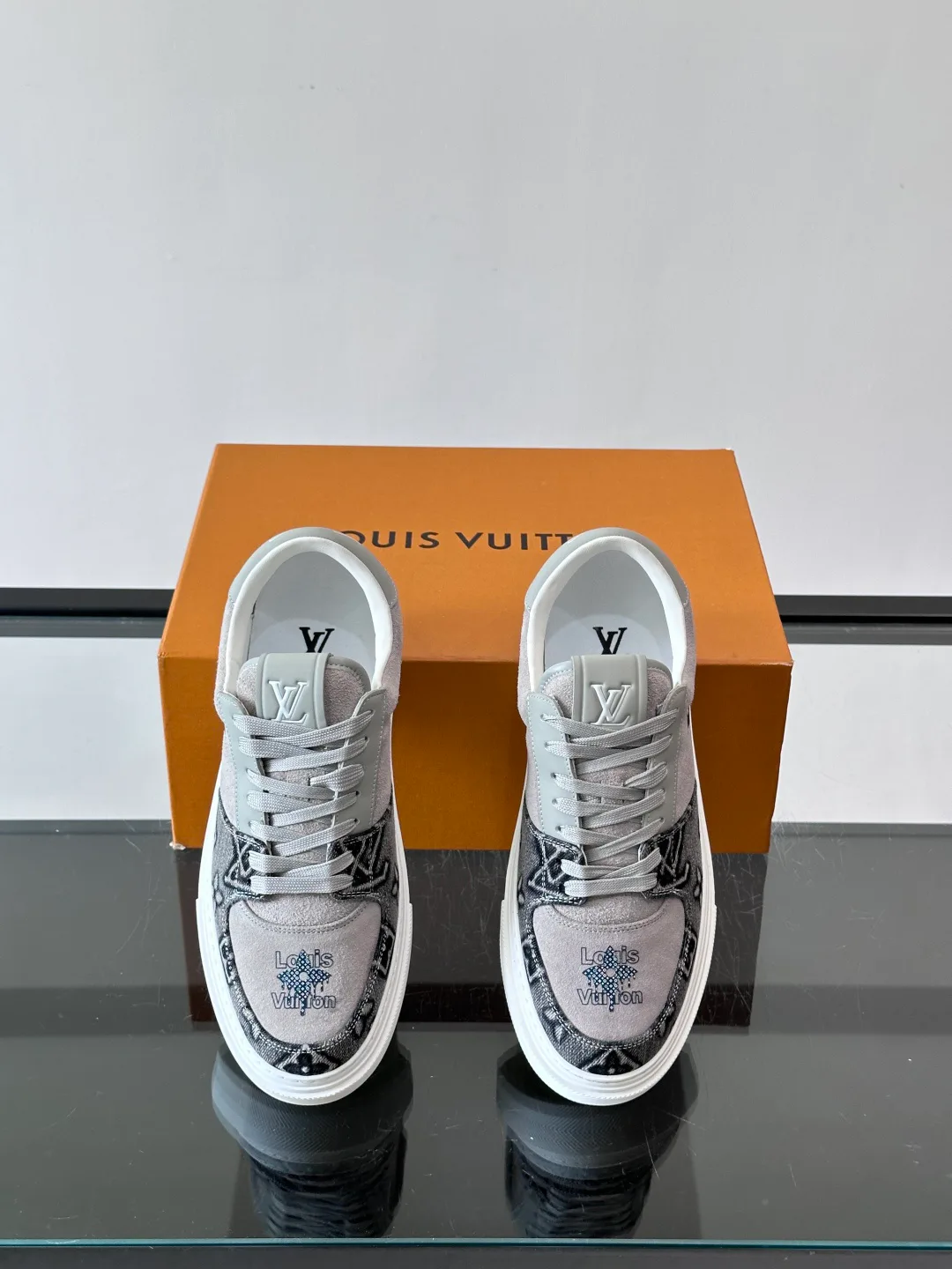 Кроссовки Женские Louis Vuitton 17037735