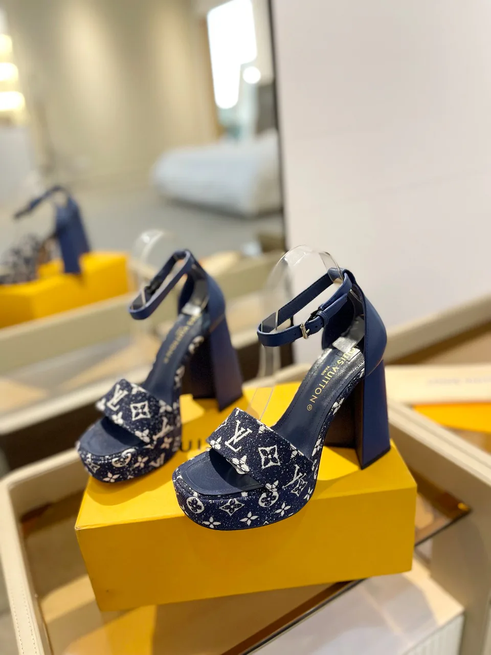 Босоножки Женские Louis Vuitton 17946842