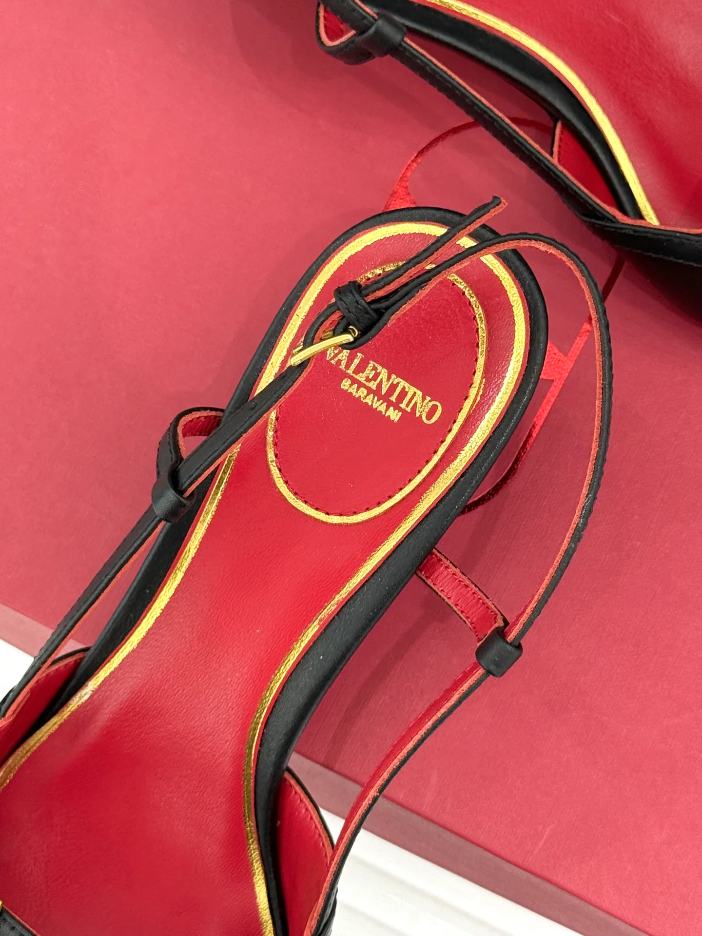 Босоножки Женские Valentino 16973360