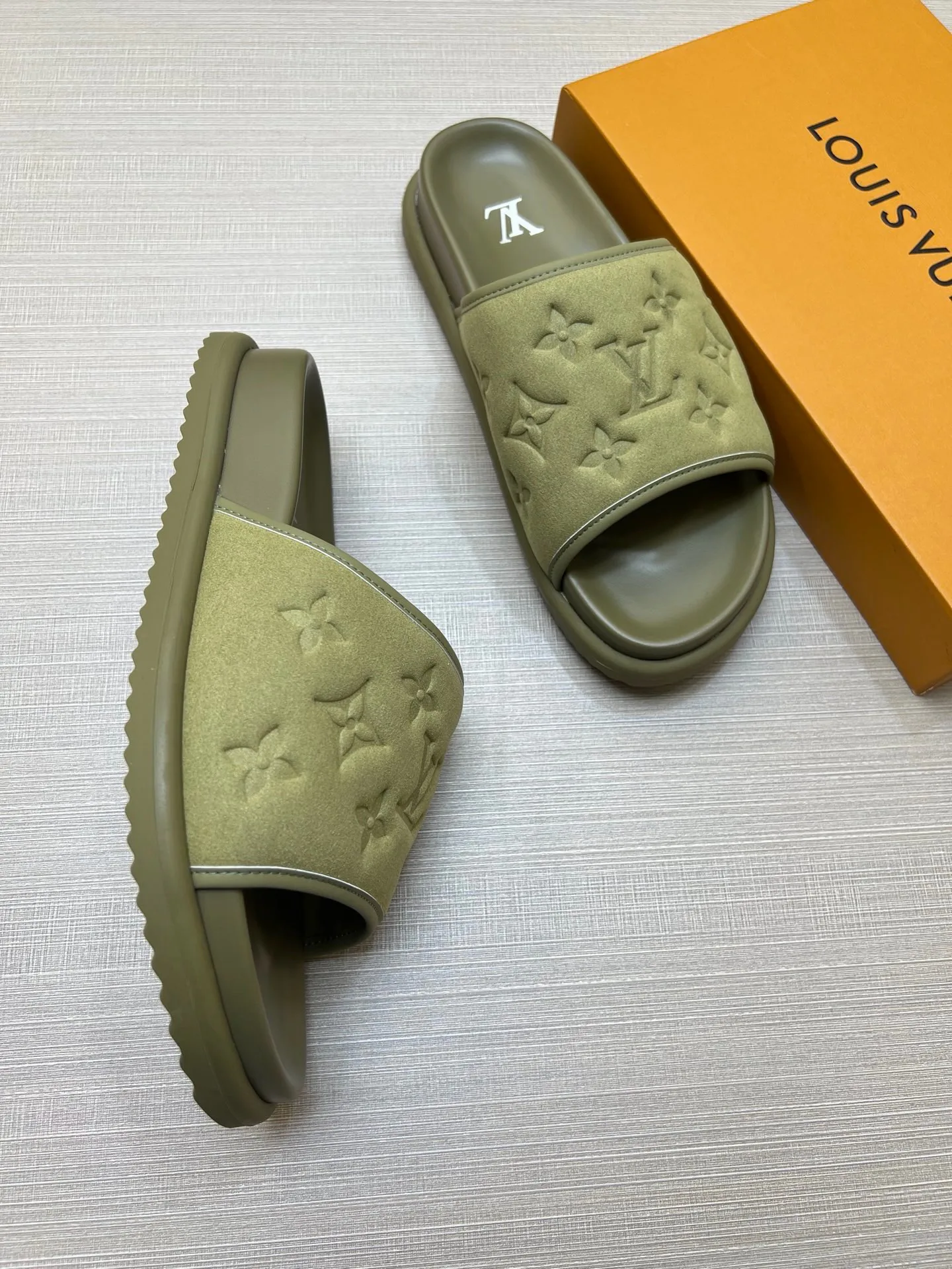 Шлепанцы Женские Louis Vuitton 18011814